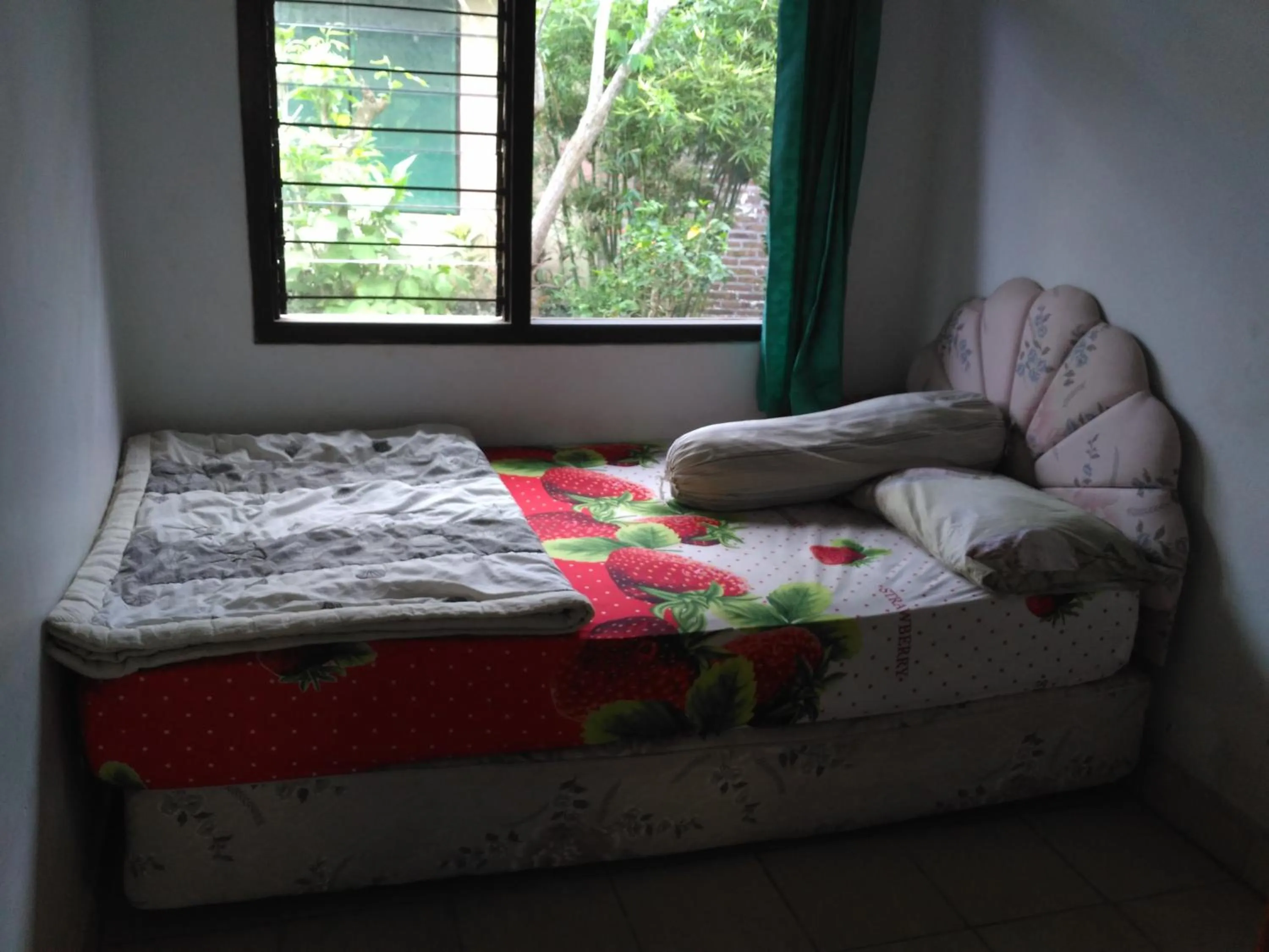 Bed in Dhangin Taman