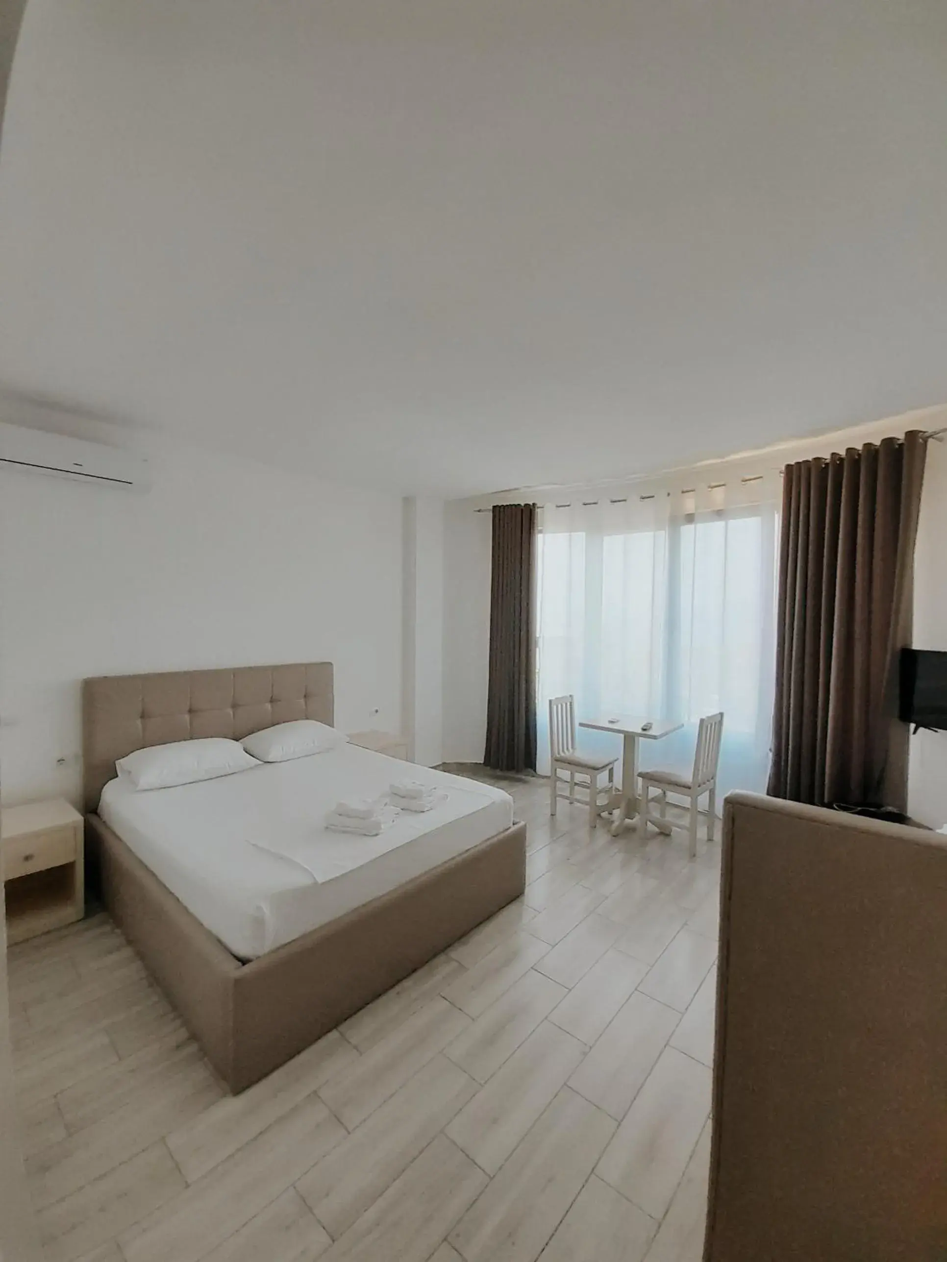 Triple Room with Lake View in Hotel Restaurant Univers Triple Room with Lake View in Hotel Restaurant Univers