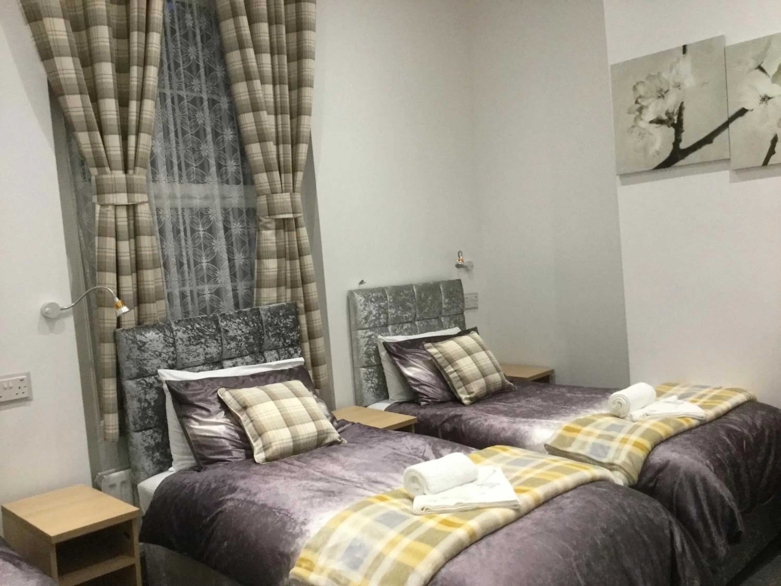 Shower, Bed in THE TREVONE, Llandudno