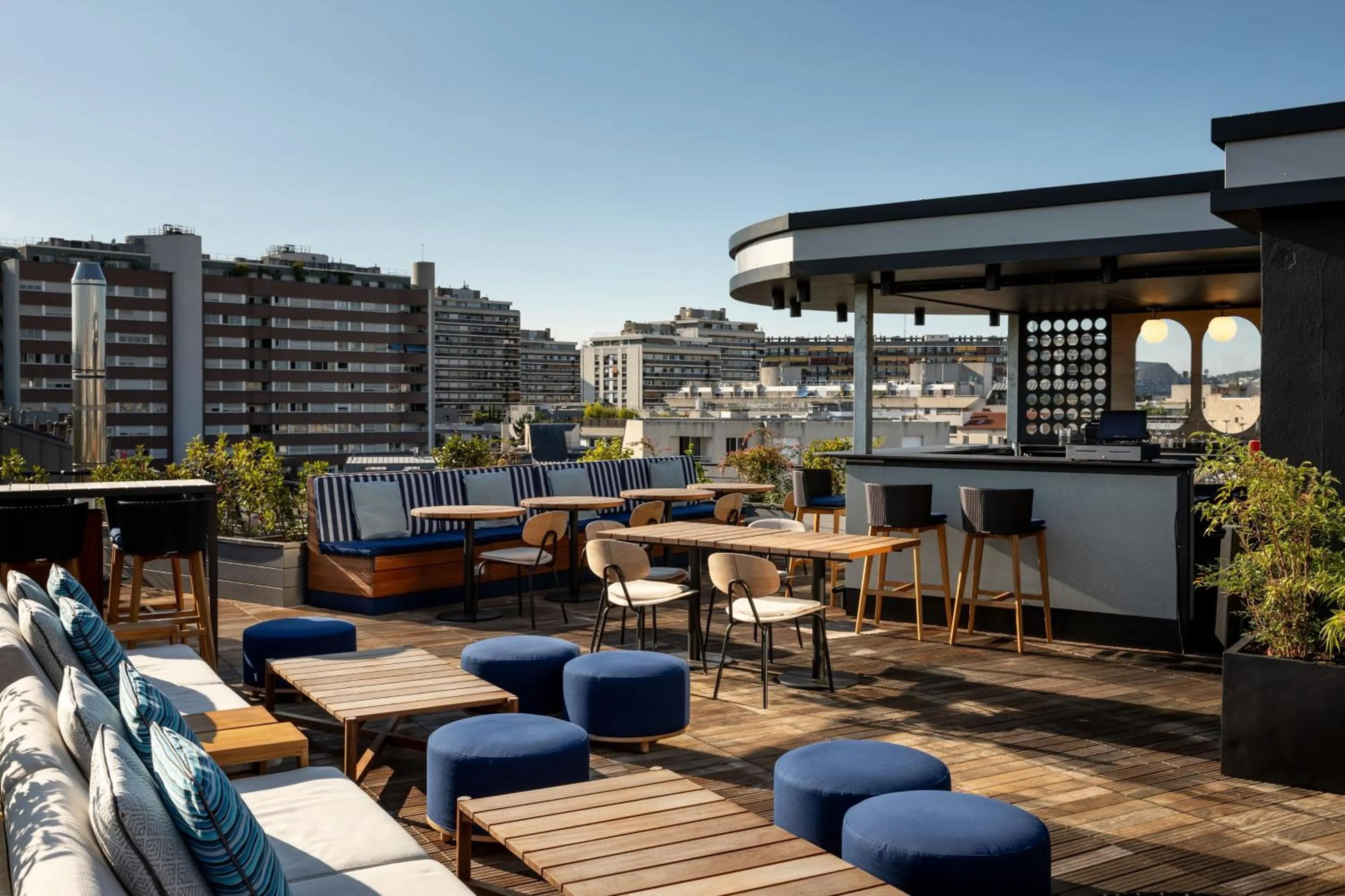 Lounge or bar in Le Parchamp, a Tribute Portfolio Hotel, Paris Boulogne