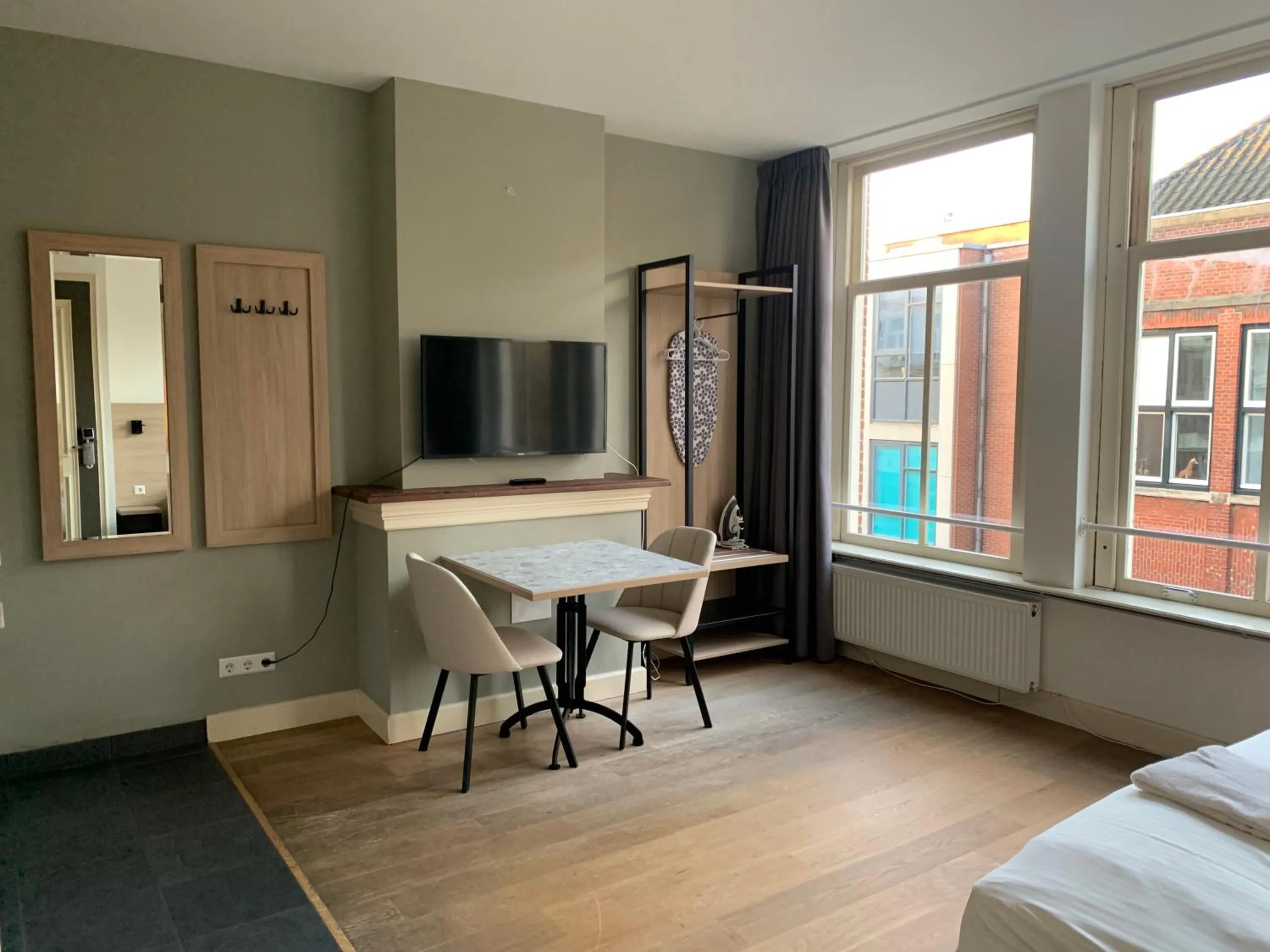 Dining area, Bed in Plantage Hortus Apartments