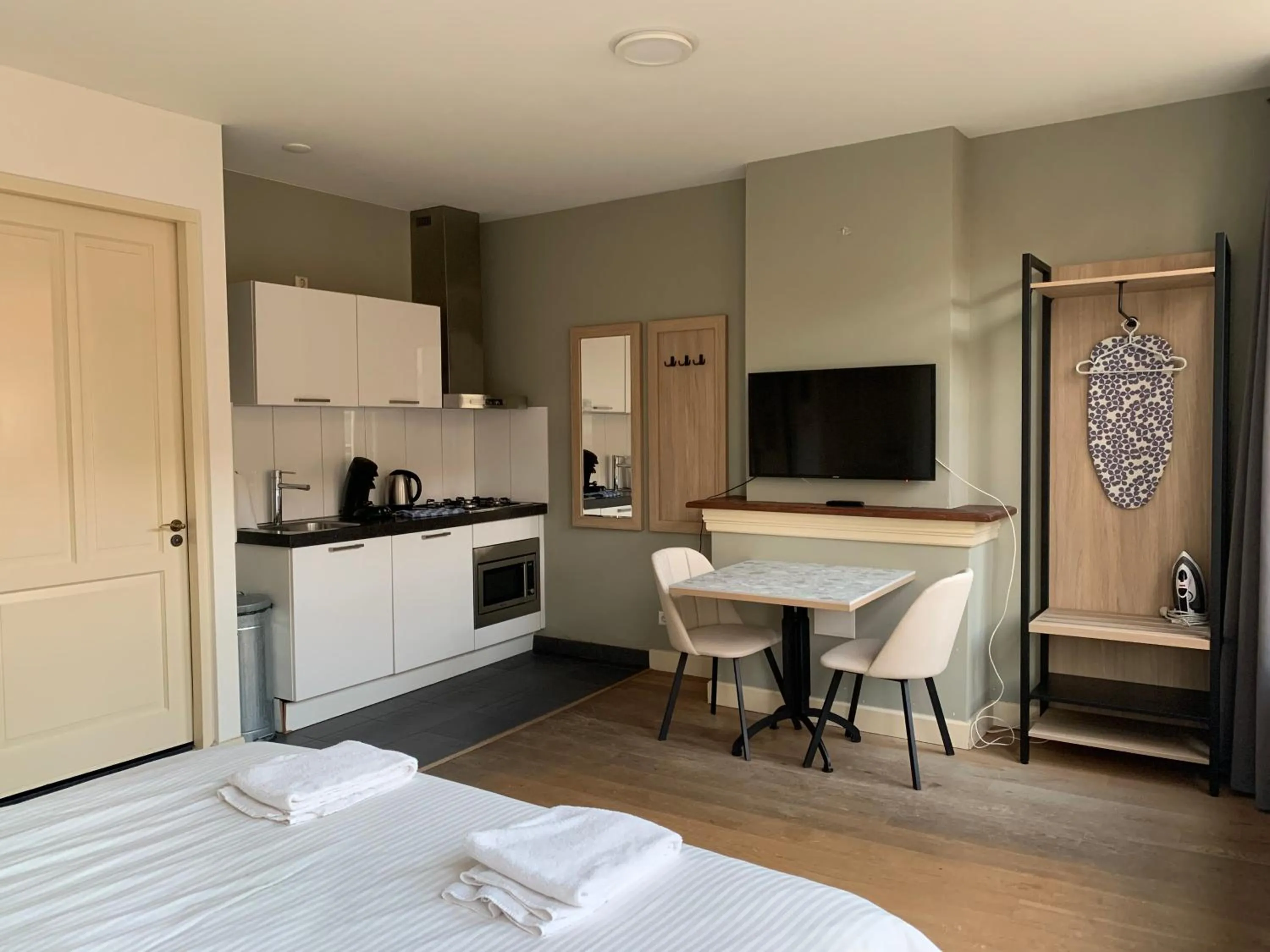 Dining area, Bed in Plantage Hortus Apartments