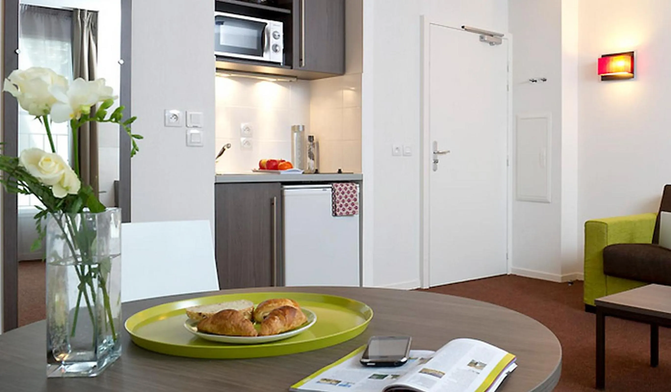 Kitchen or kitchenette in Aparthotel Adagio Access Nantes Viarme