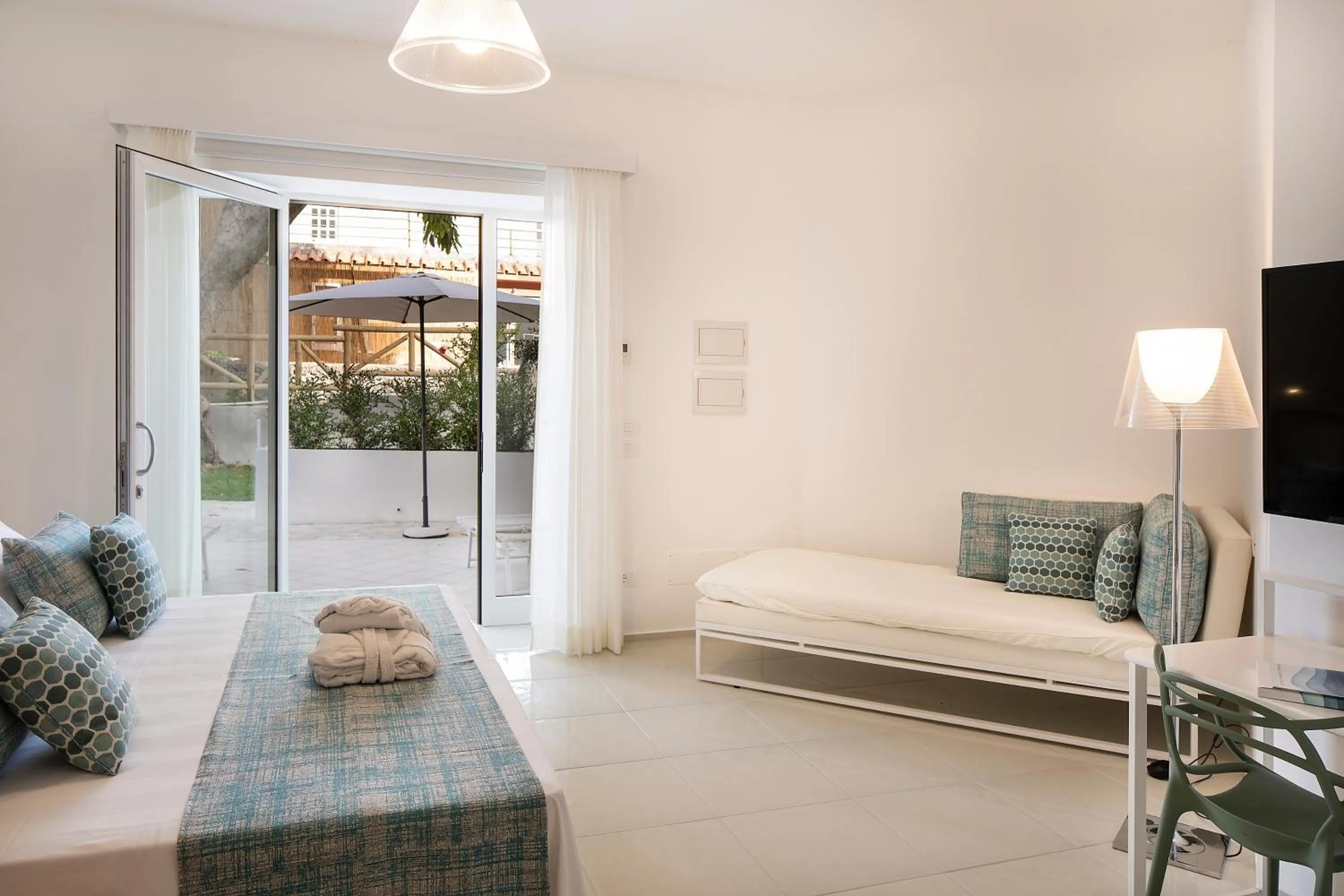 Garden view, Bed in Apollon Club & Thermal Spa