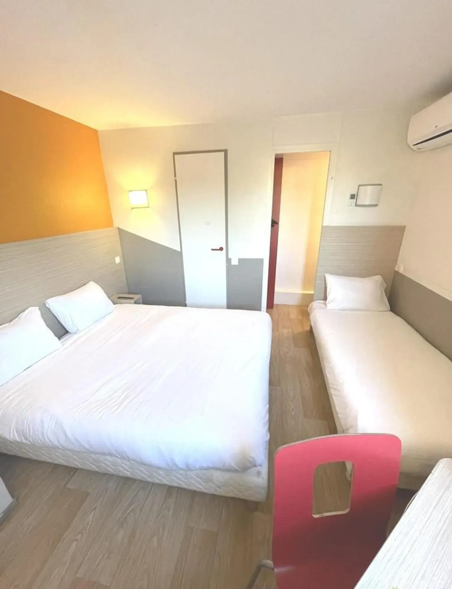 Triple Room (1 Double Bed + 1 Single Bed) in Première Classe Martigues Triple Room (1 Double Bed + 1 Single Bed) in Première Classe Martigues