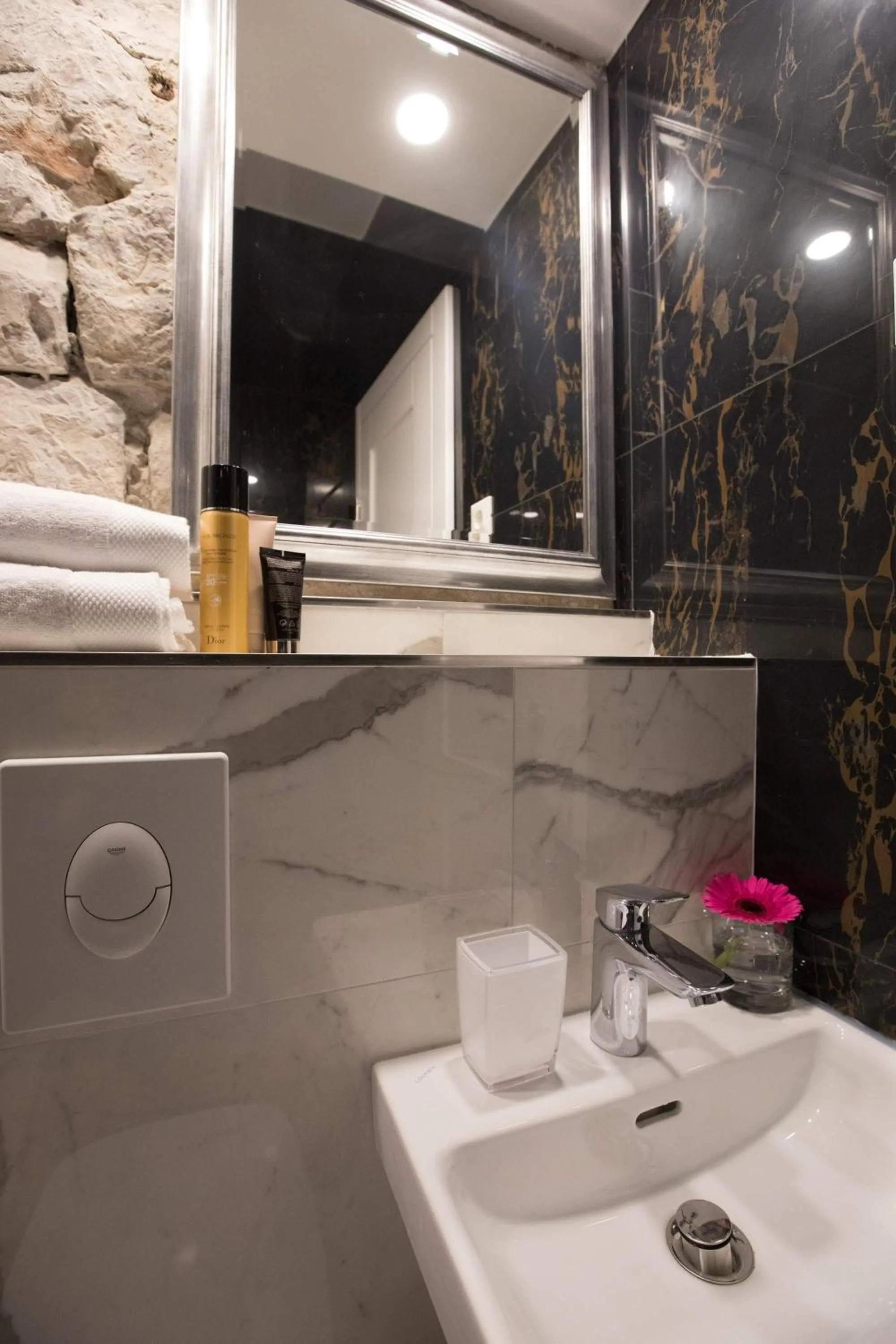 Bathroom in Soleil Luxury Rooms Old town