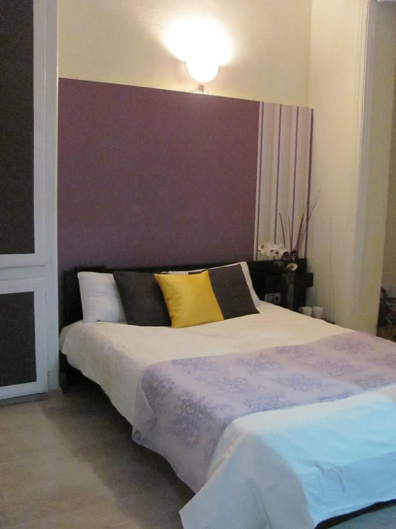 Photo of the whole room, Bed in BruStar Gotic-Centric