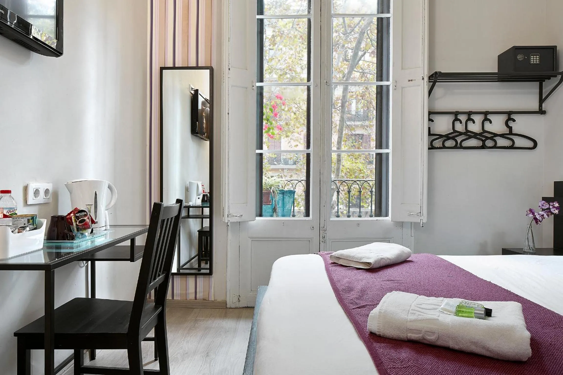 Day, Bed in BruStar Gotic-Centric