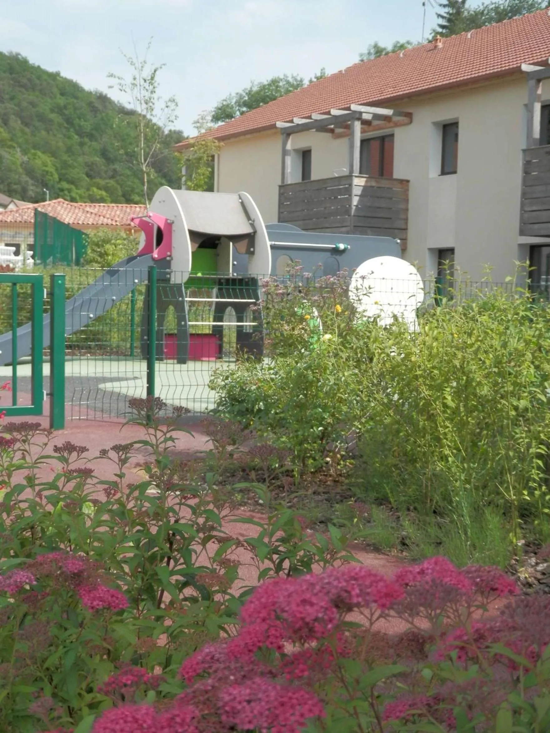 Facade/entrance in Vacancéole - Résidence Le Clos du Rocher