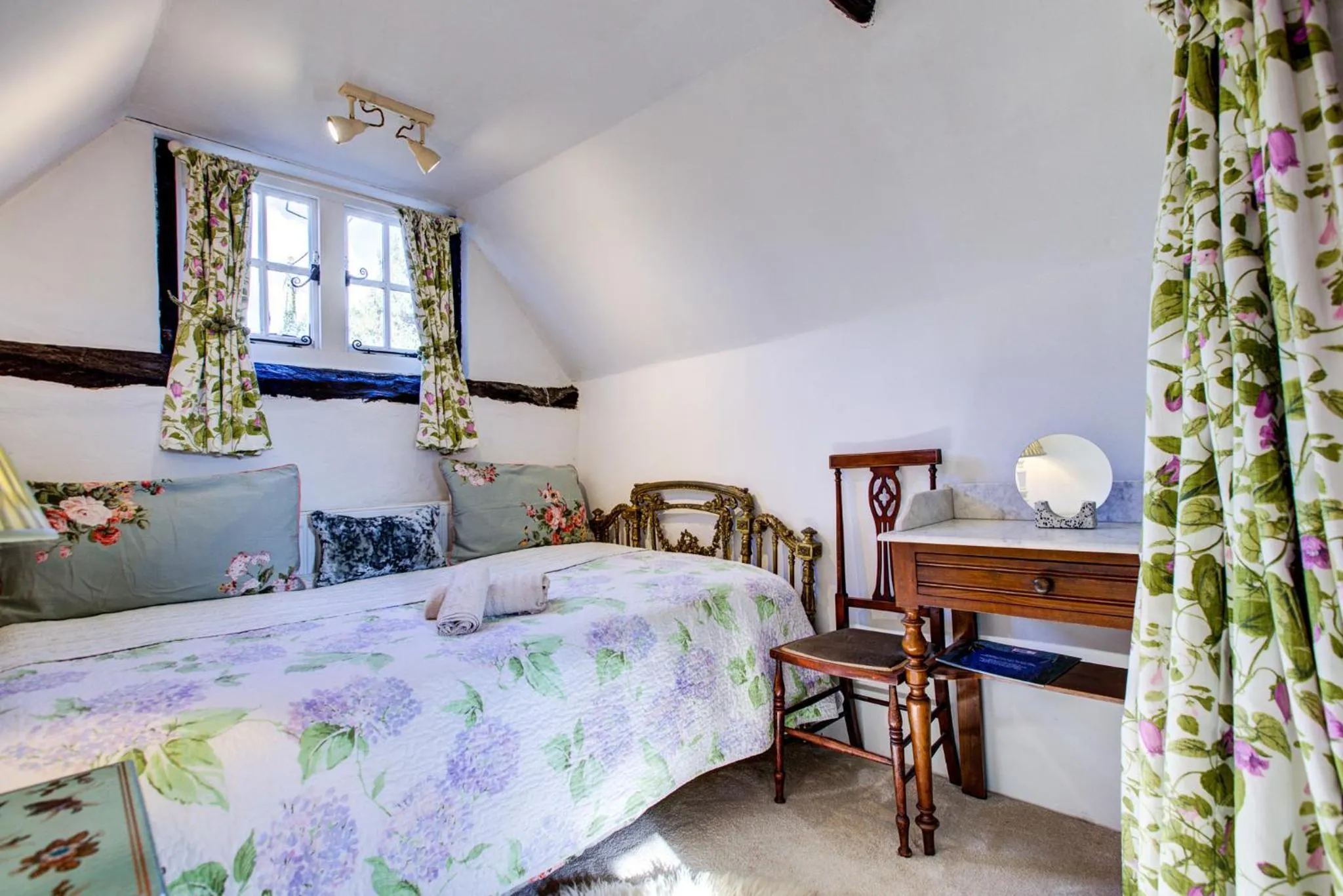 Bedroom, Bed in Eglantine