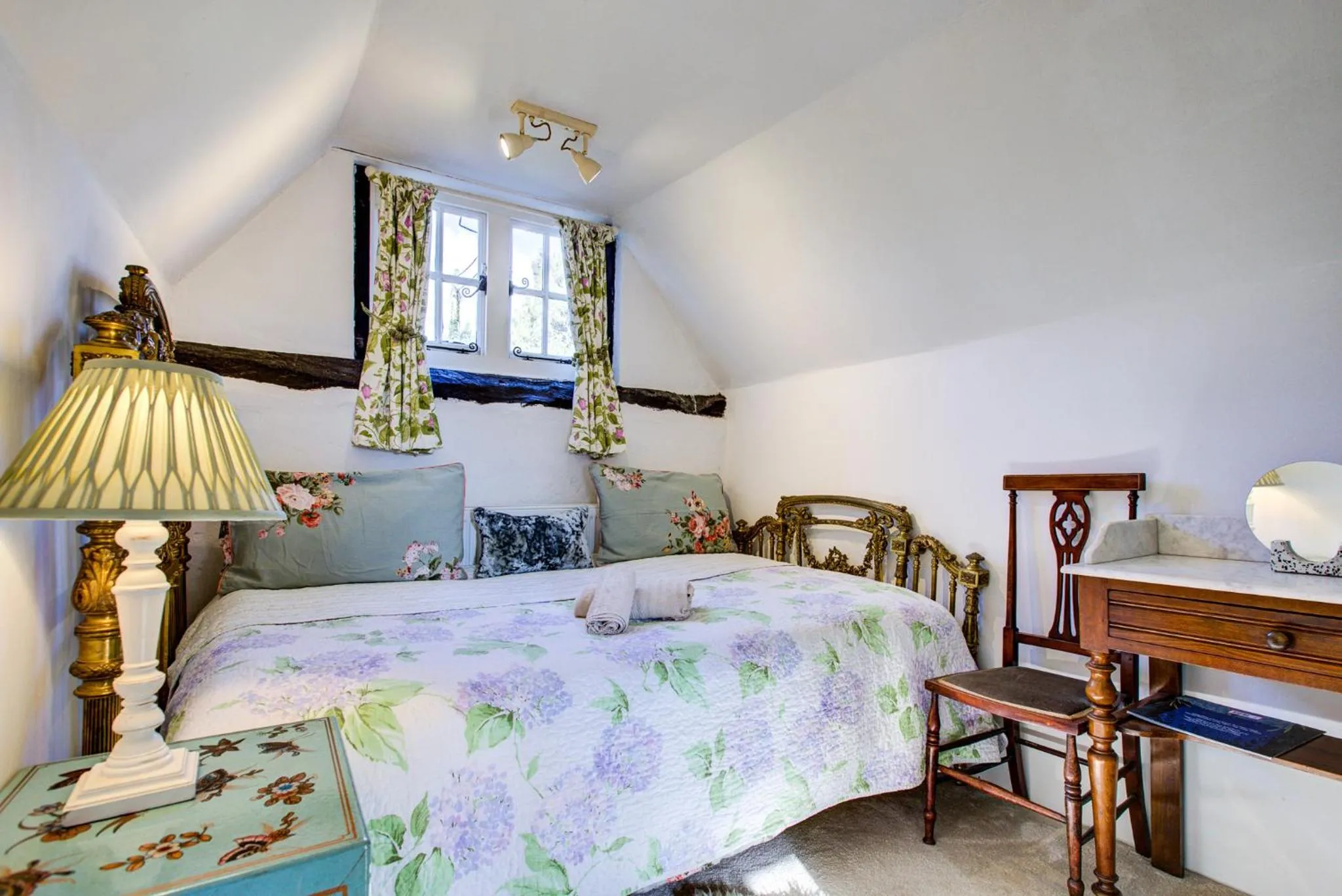 Bedroom, Bed in Eglantine