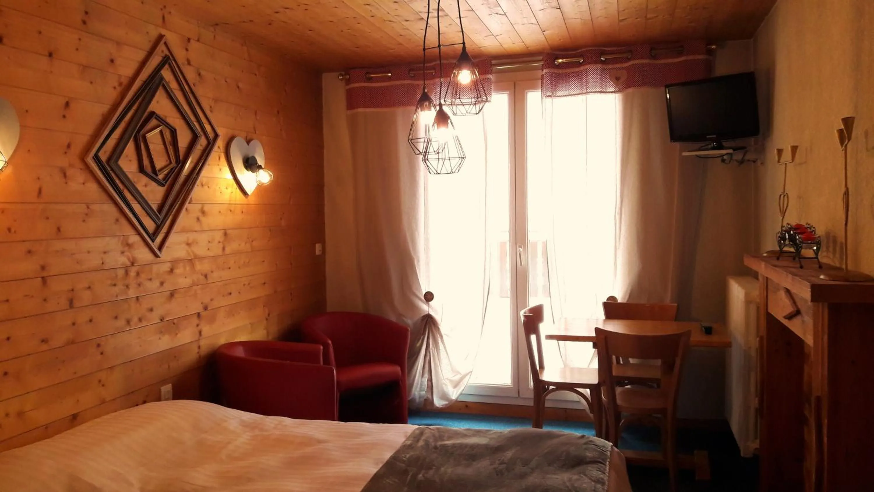 Photo of the whole room, Bed in Hôtel Du Midi