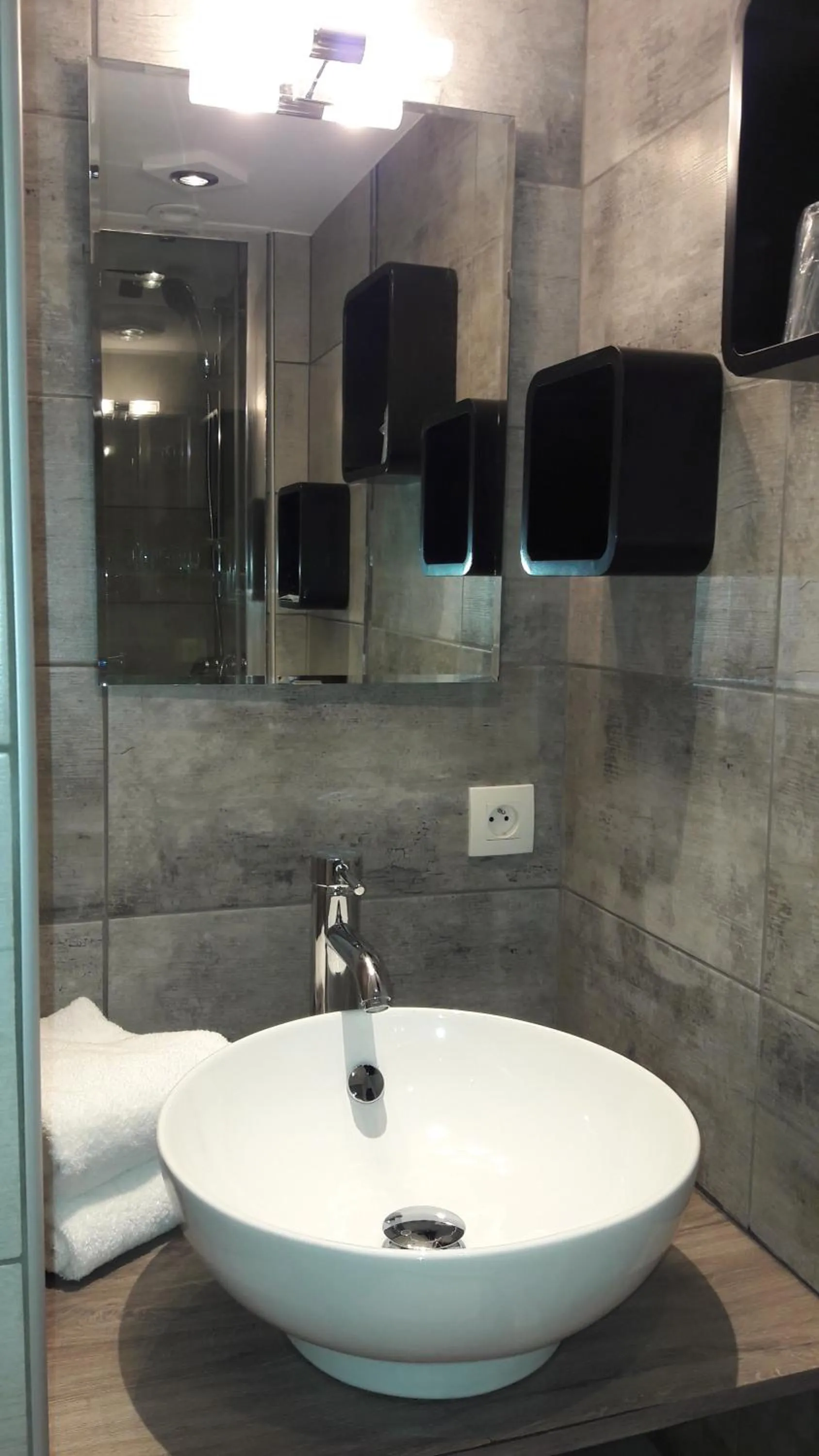 Shower in Hôtel Du Midi