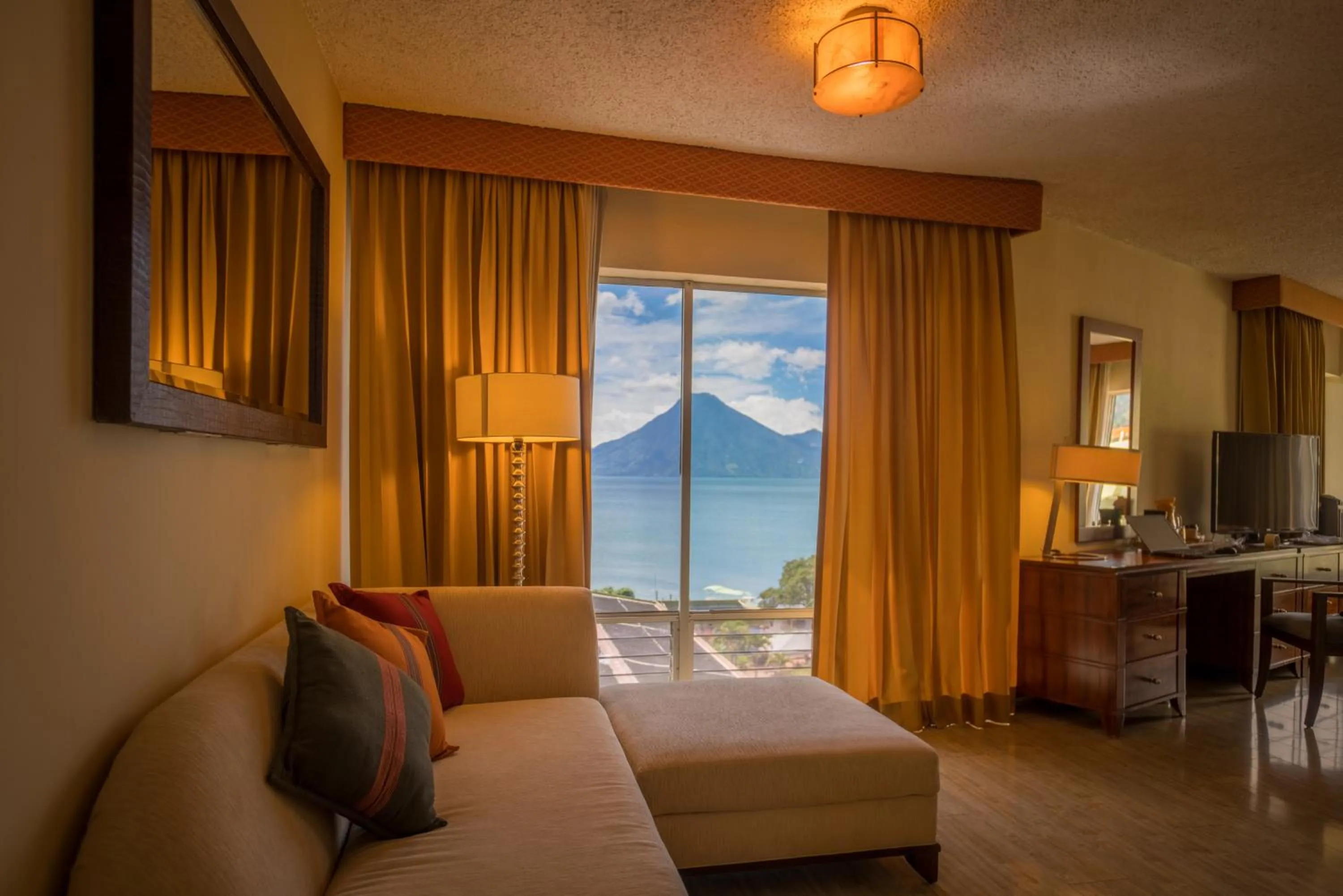 Living room, Bed in Porta Hotel del Lago