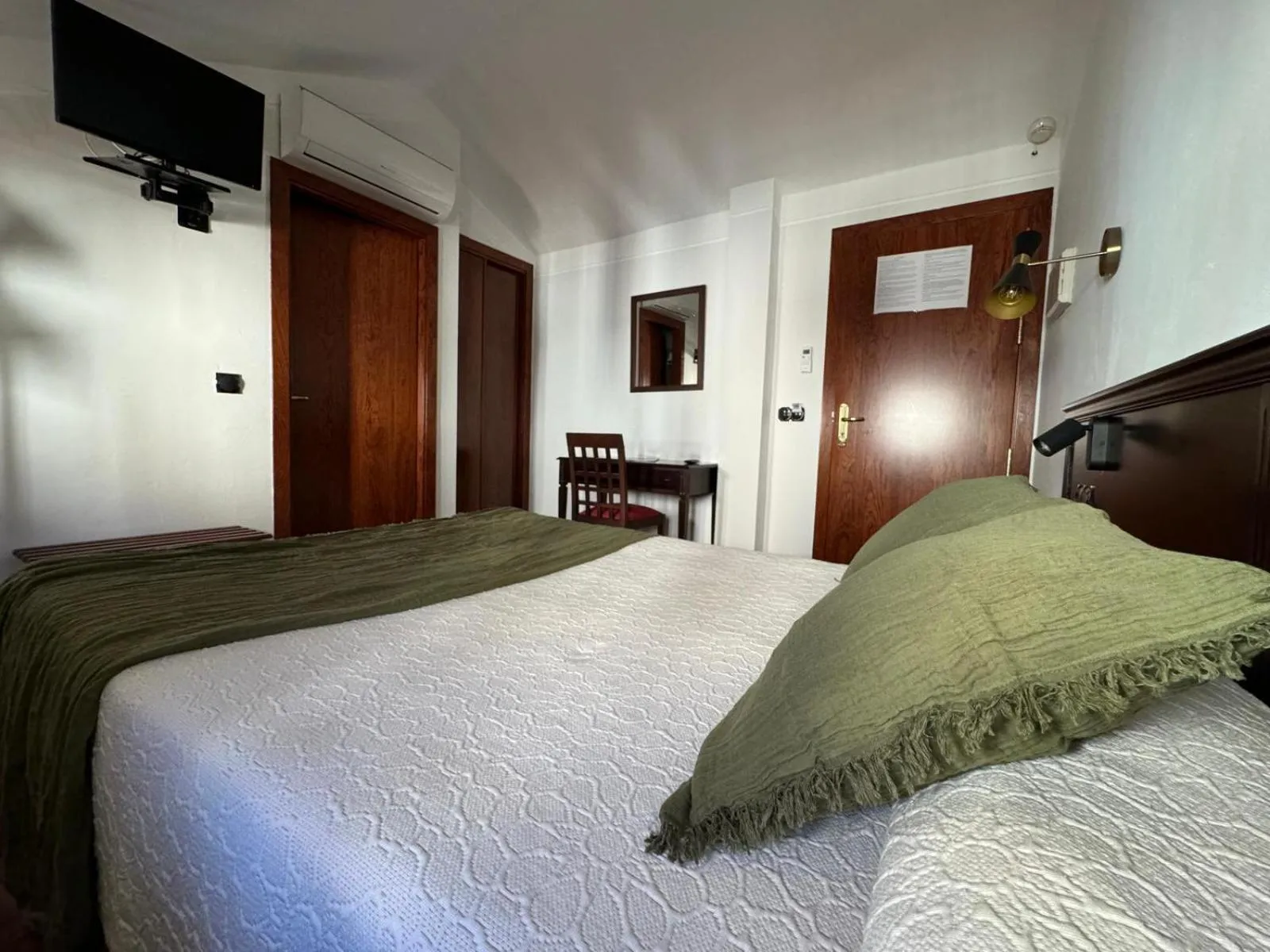 Bedroom, Bed in Hospedium Hotel La Fuente