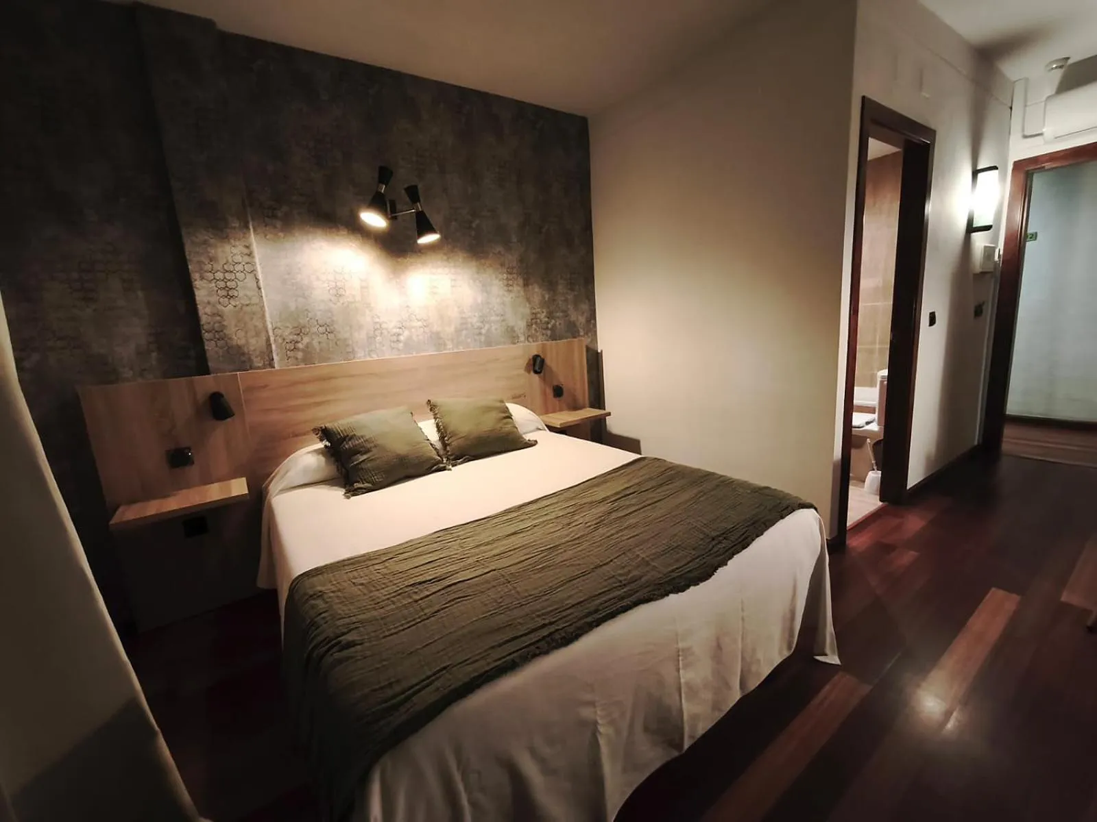 Bedroom, Bed in Hospedium Hotel La Fuente