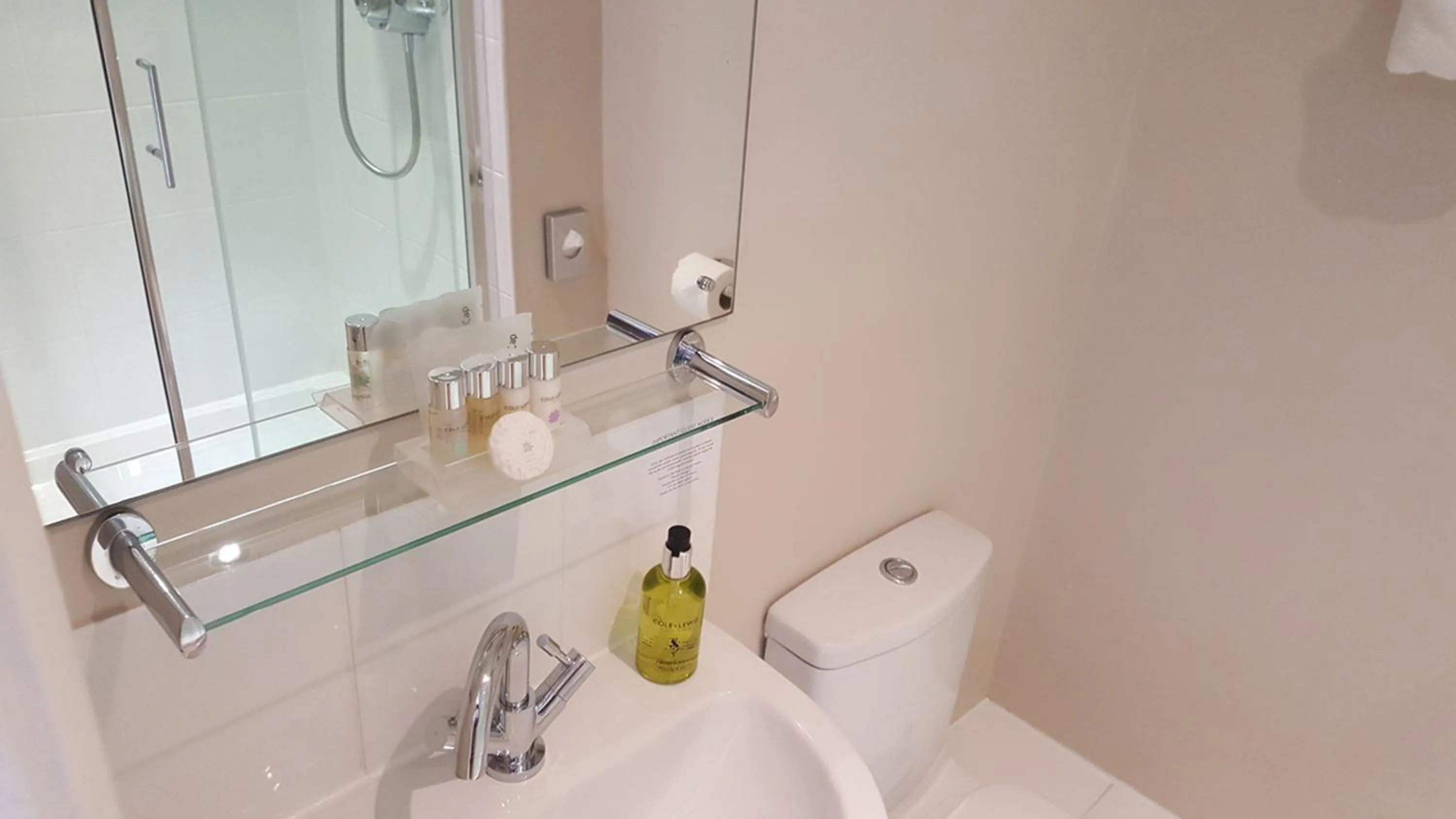 Shower in Geckos Rest