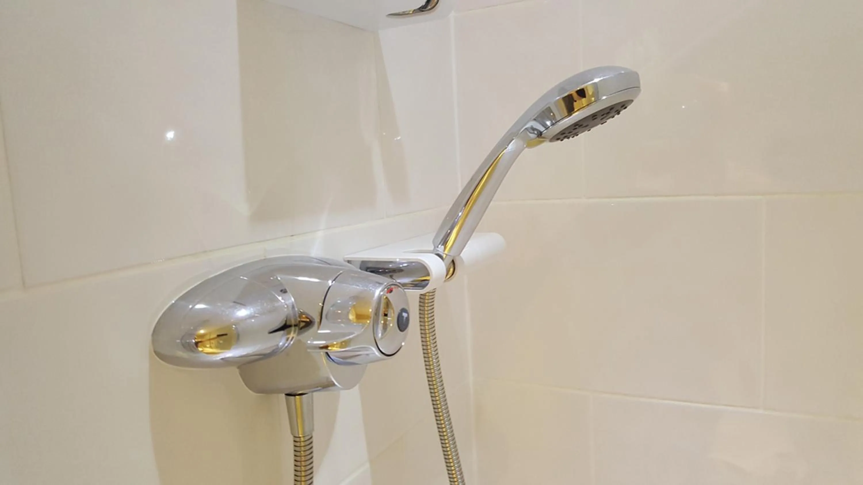 Shower in Geckos Rest