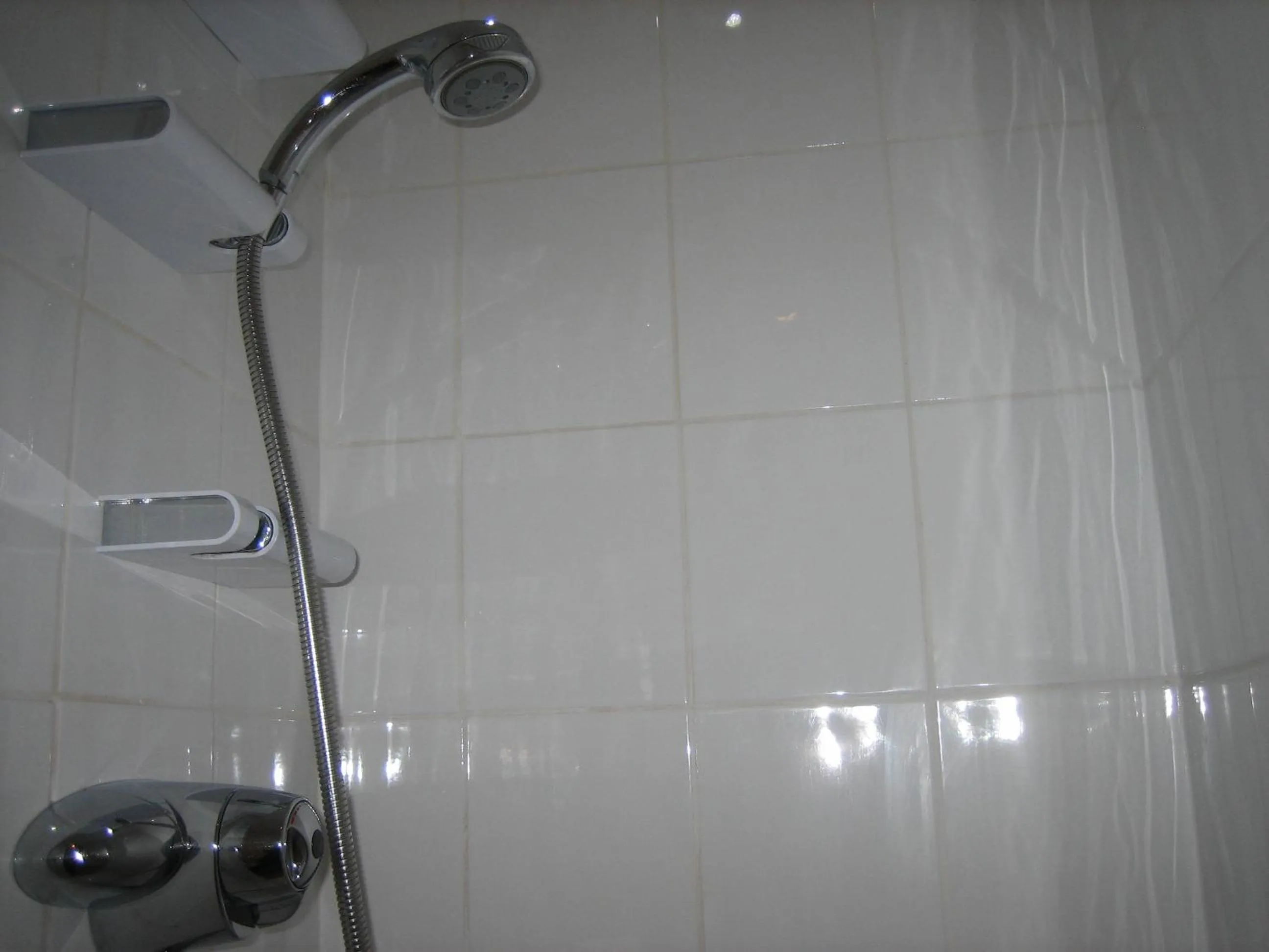 Shower in Geckos Rest