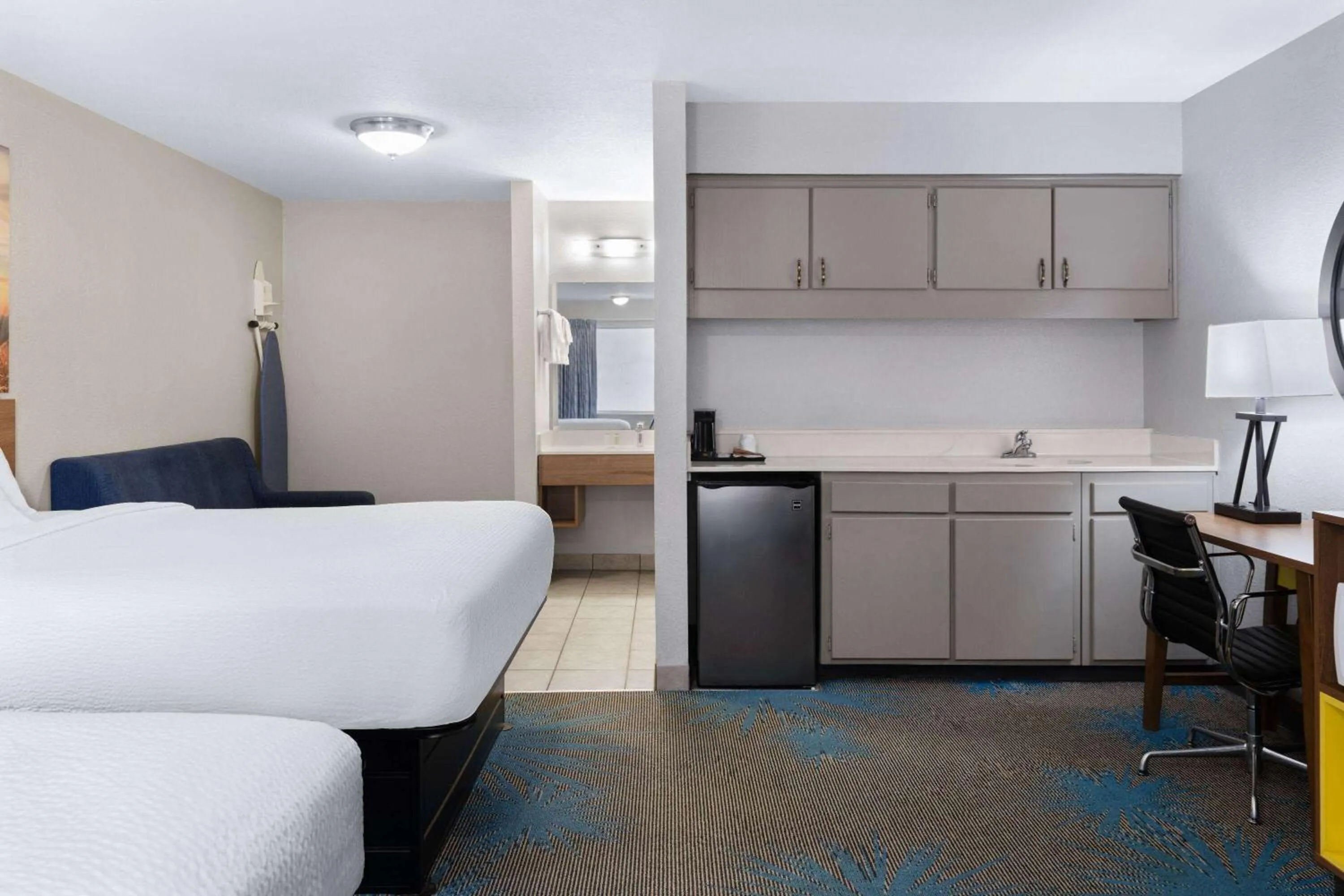 Photo of the whole room, Bed in Days Inn by Wyndham Ardmore