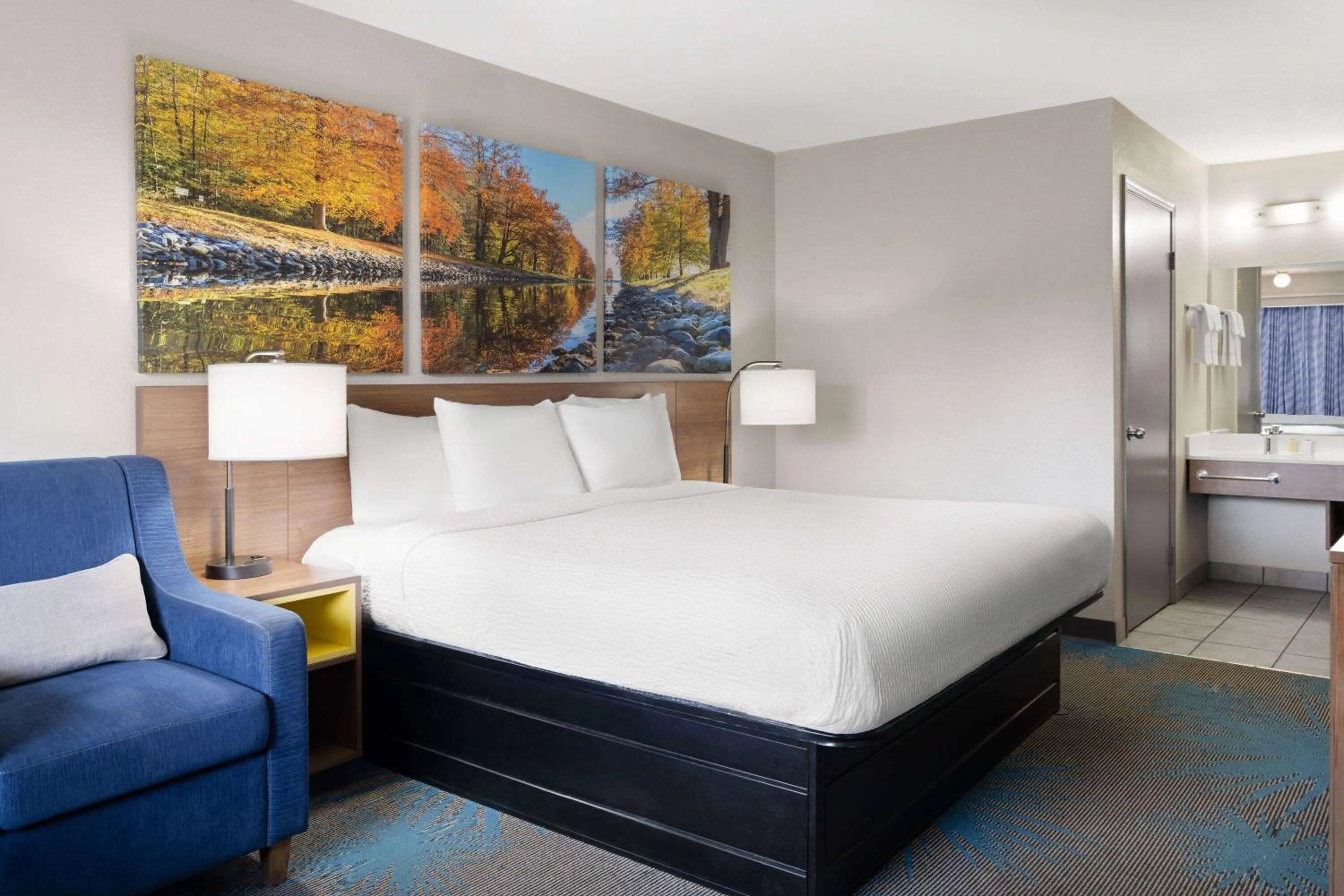 Photo of the whole room, Bed in Days Inn by Wyndham Ardmore