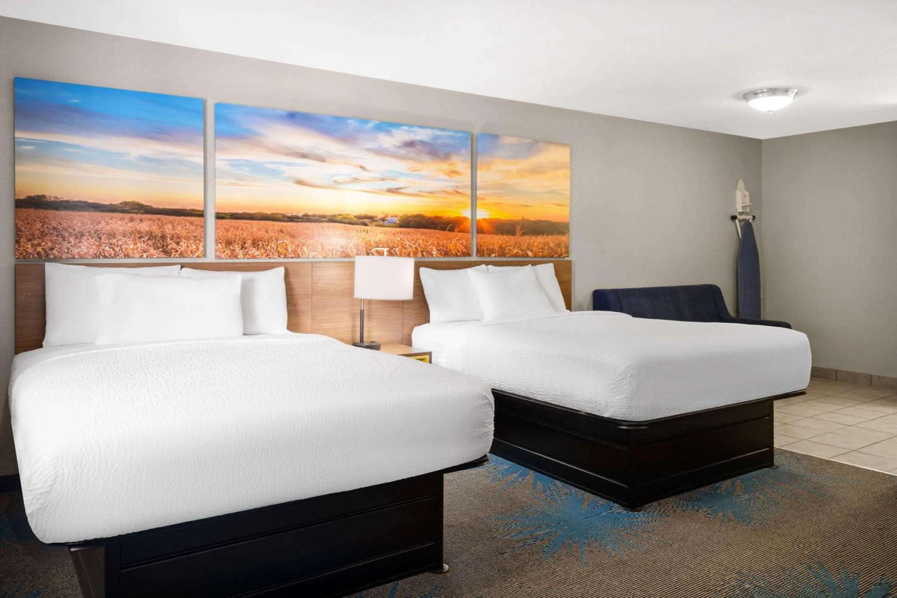 Photo of the whole room, Bed in Days Inn by Wyndham Ardmore