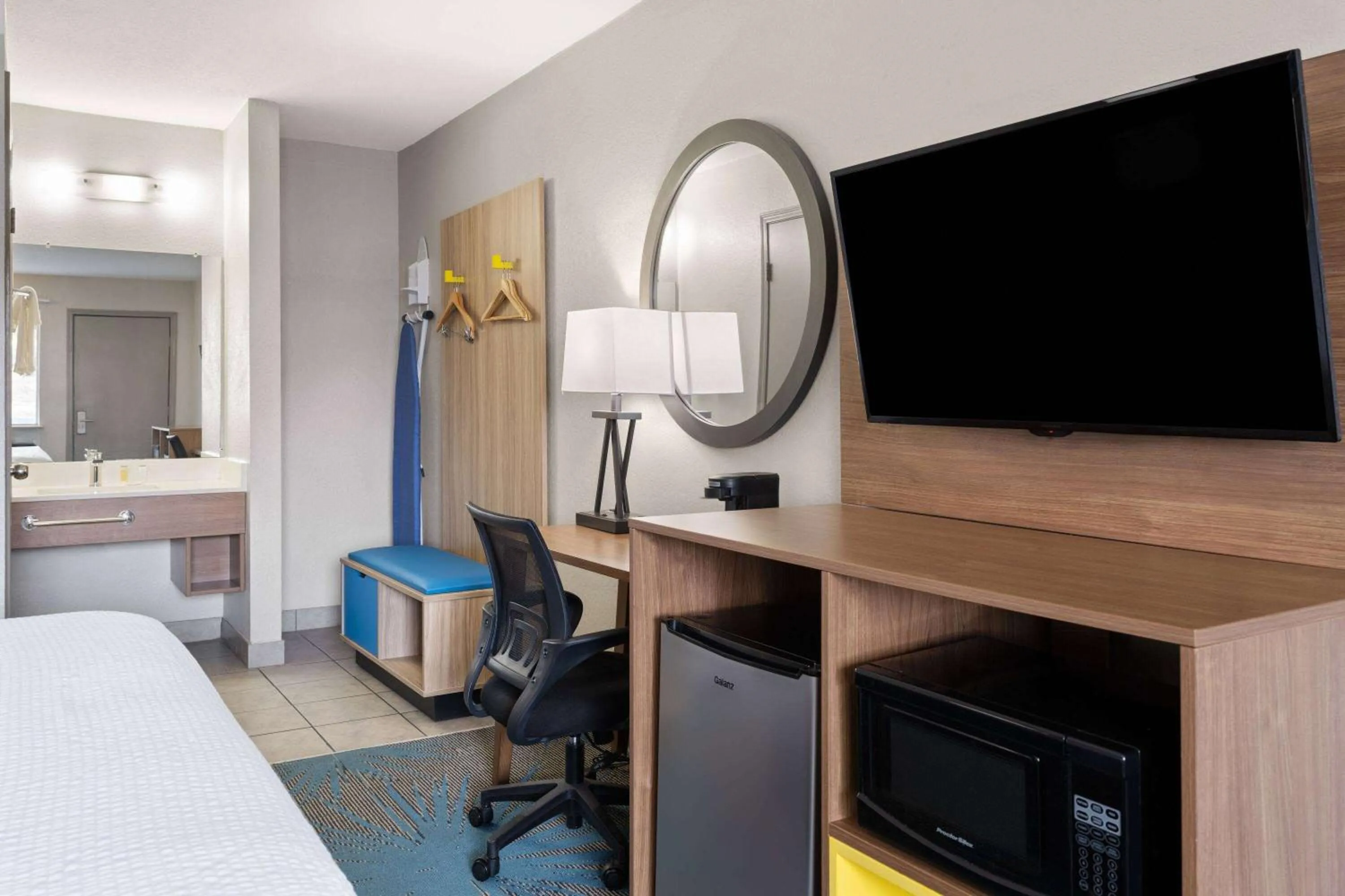 Photo of the whole room, Bed in Days Inn by Wyndham Ardmore