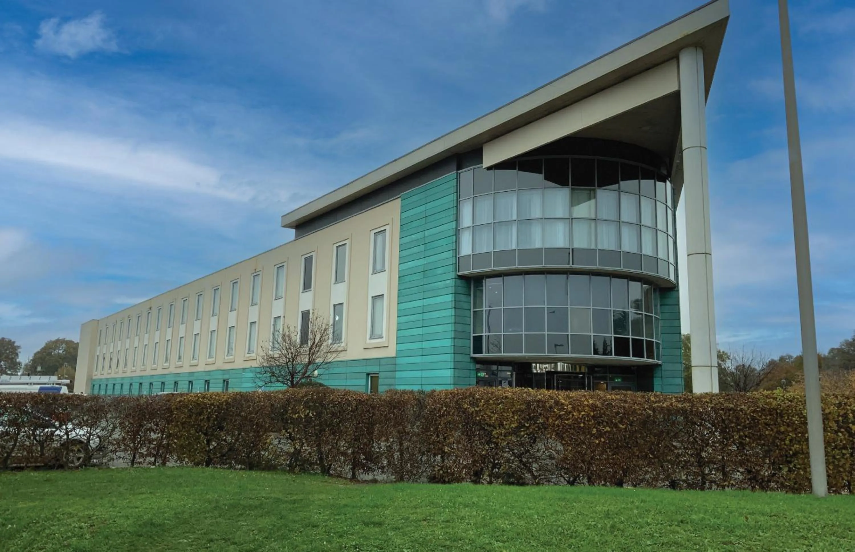 Property building in Hilton Garden Inn Luton North