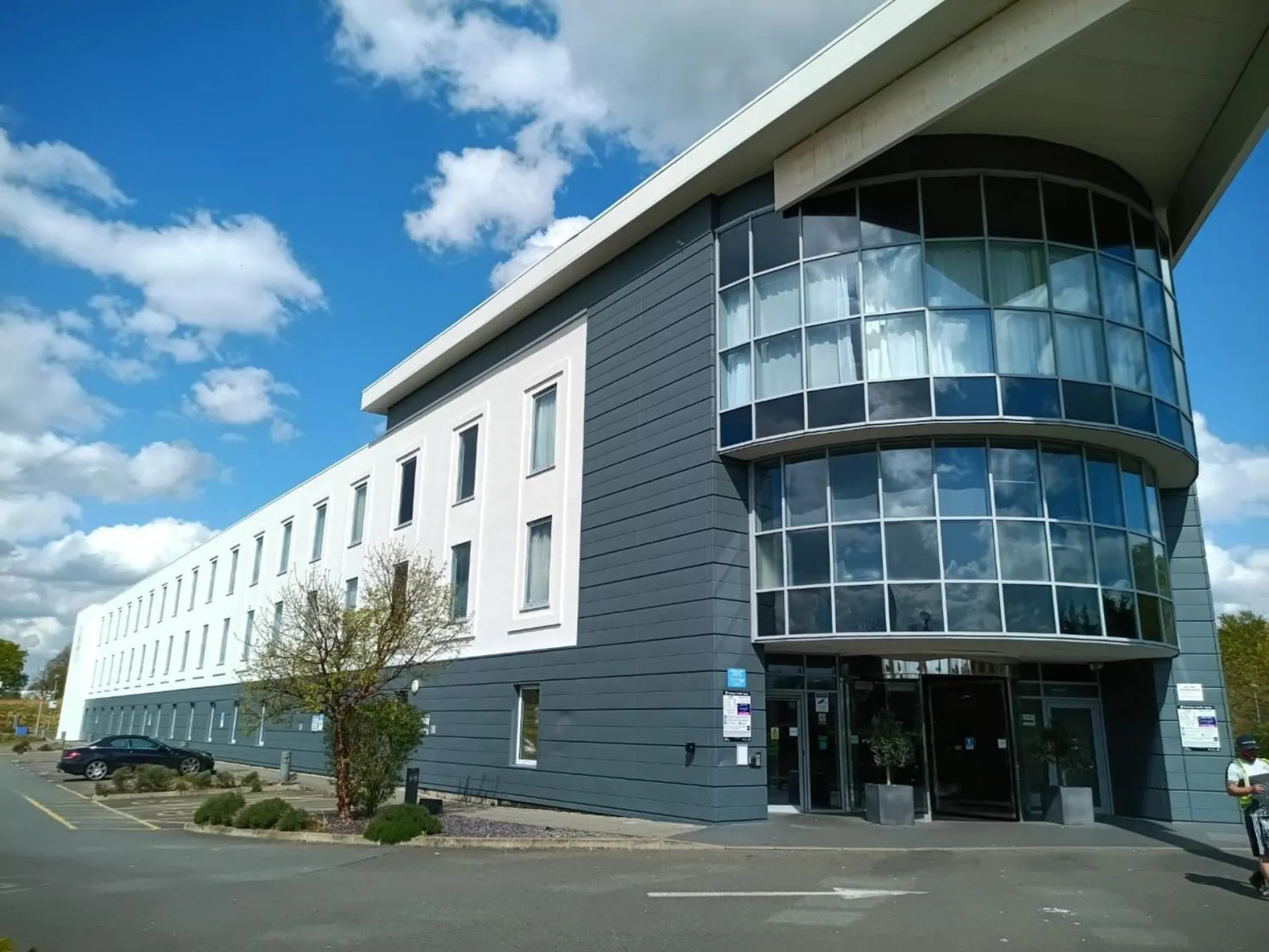 Property building in London Luton Vale Hotel