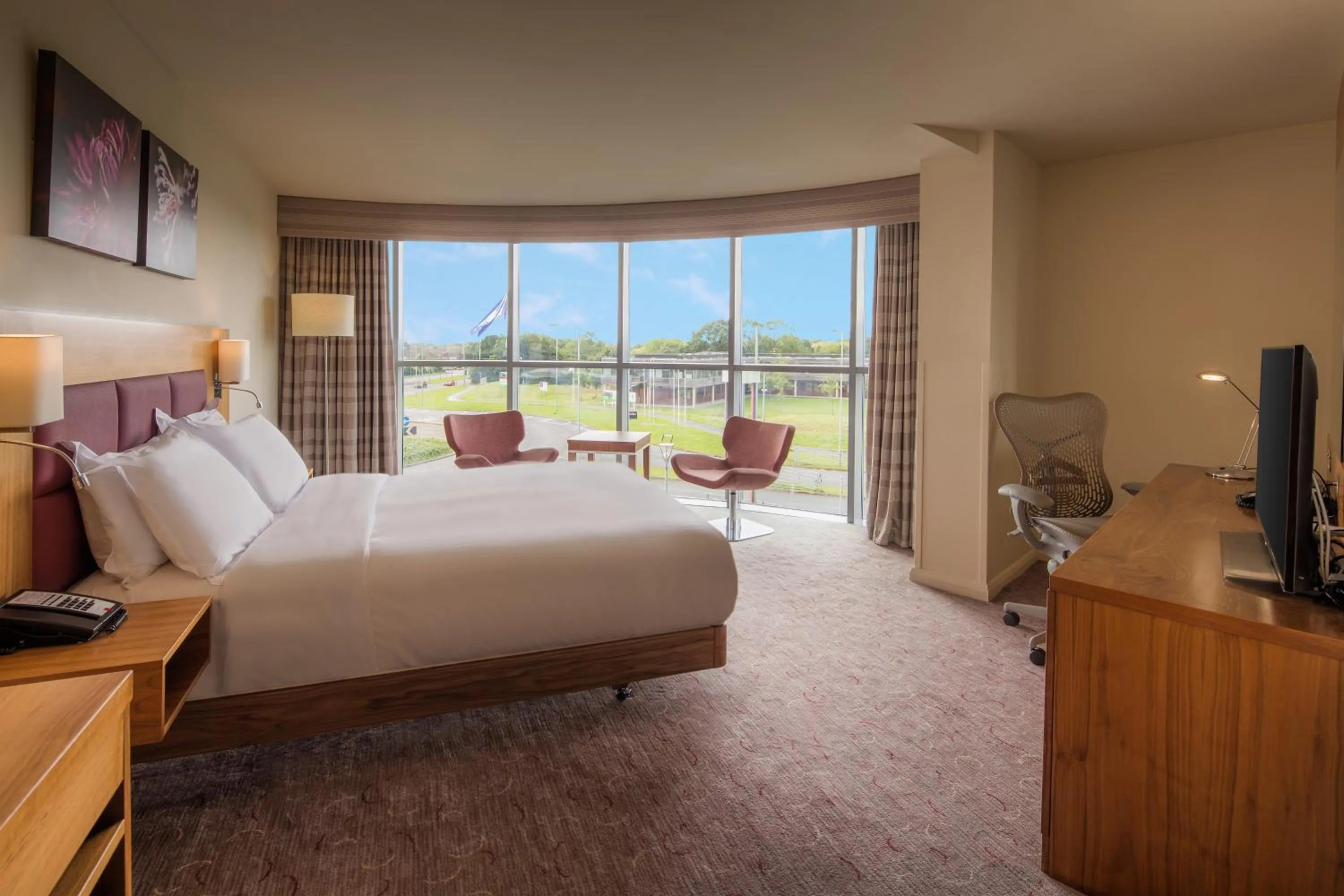 Bedroom, Bed in Hilton Garden Inn Luton North