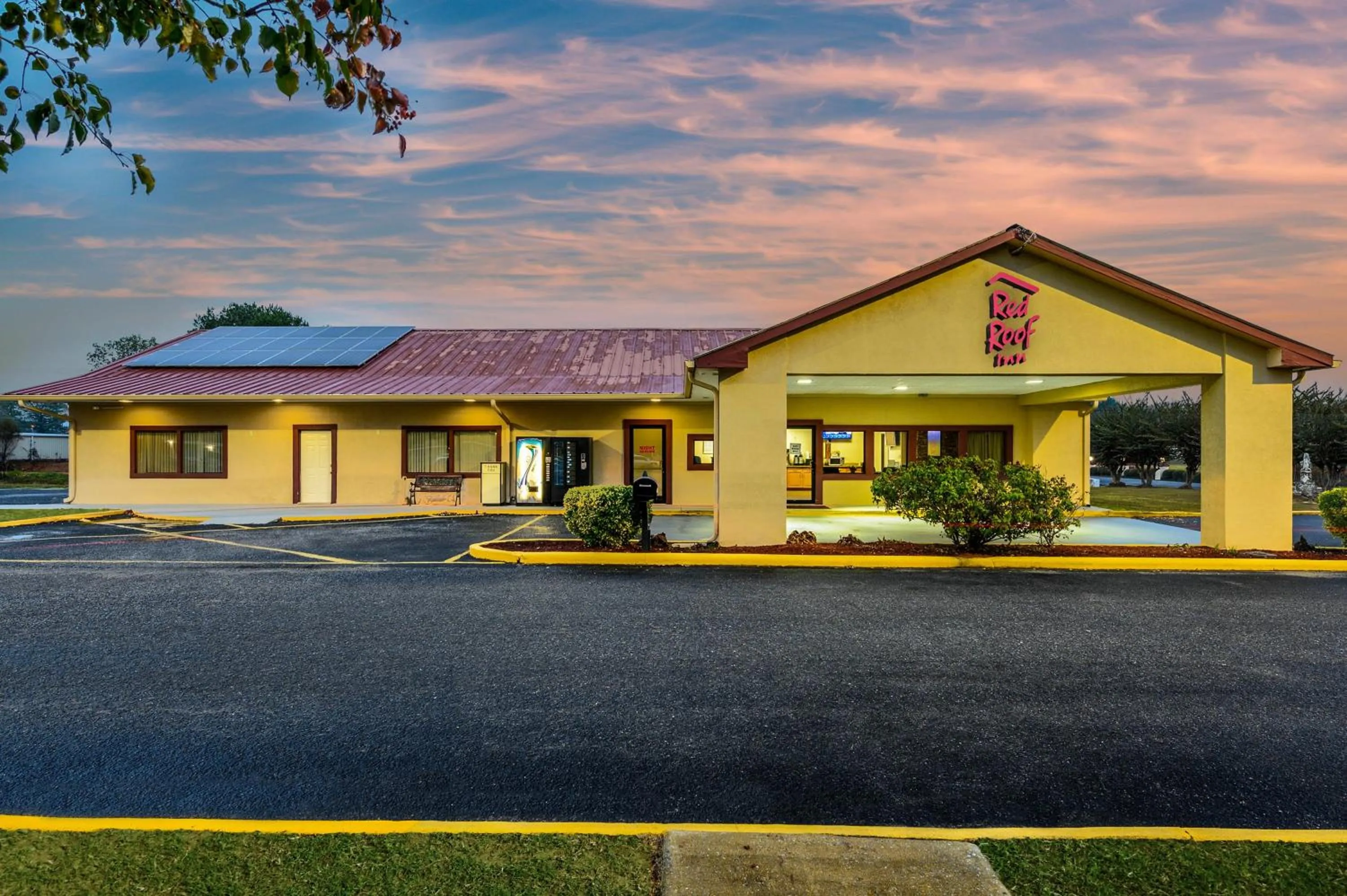 Facade/entrance in Red Roof Inn Sylacauga