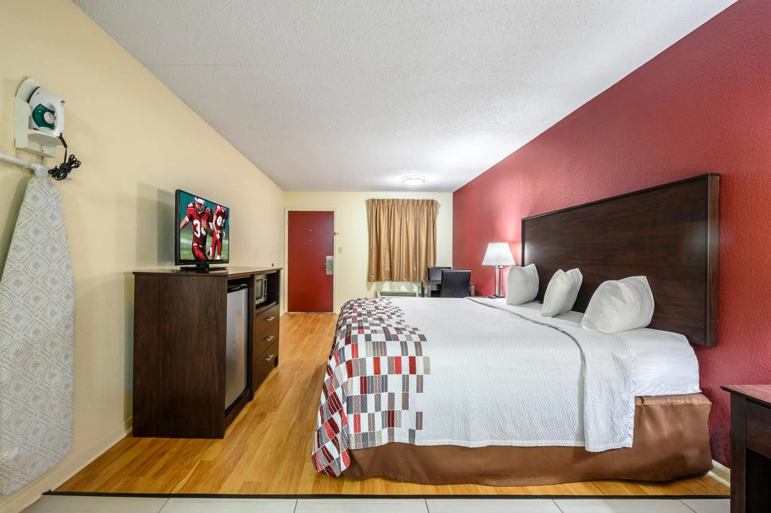 Photo of the whole room, Bed in Red Roof Inn Sylacauga