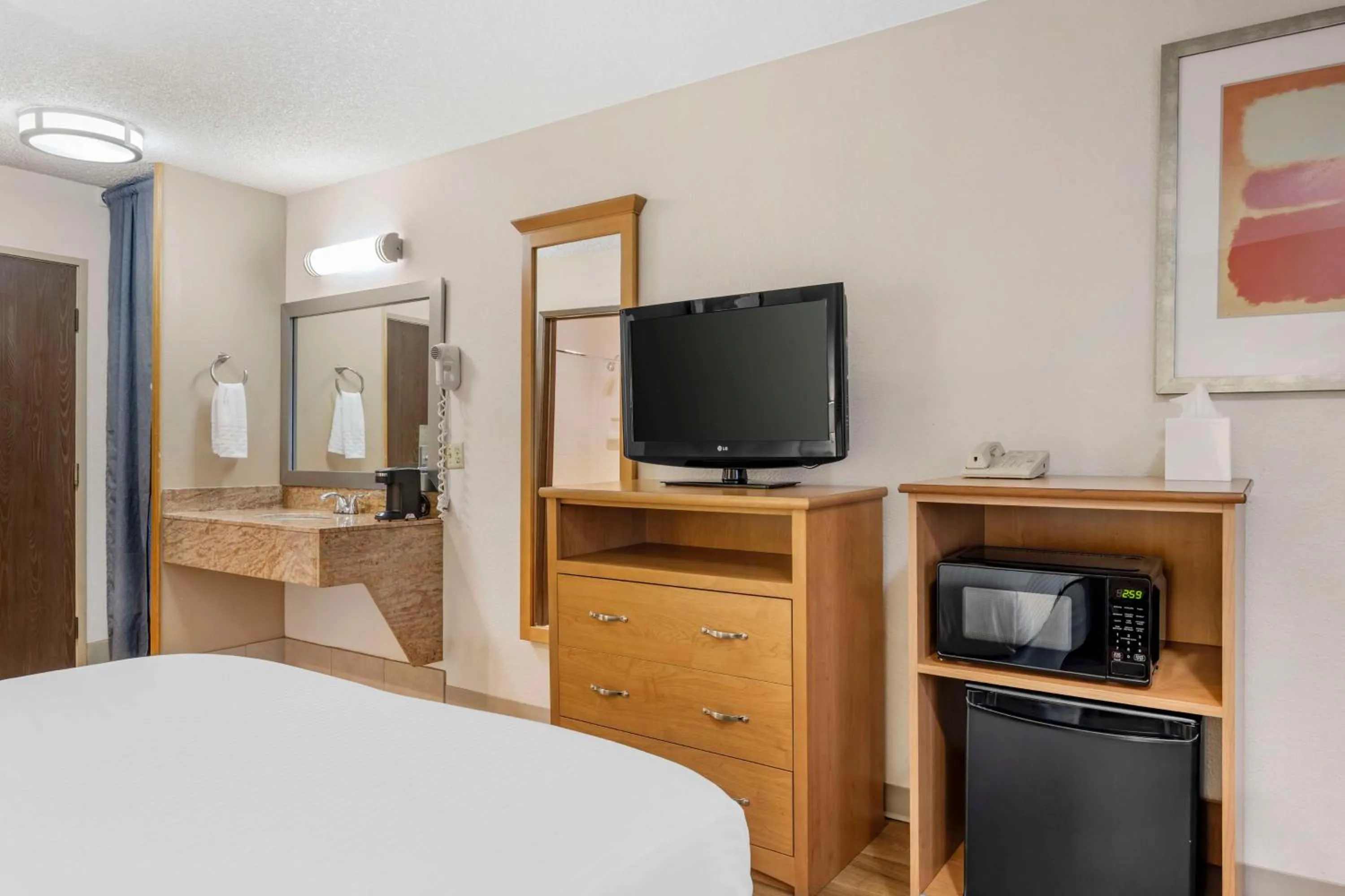 Bedroom, Bed in Best Western Aladdin Inn