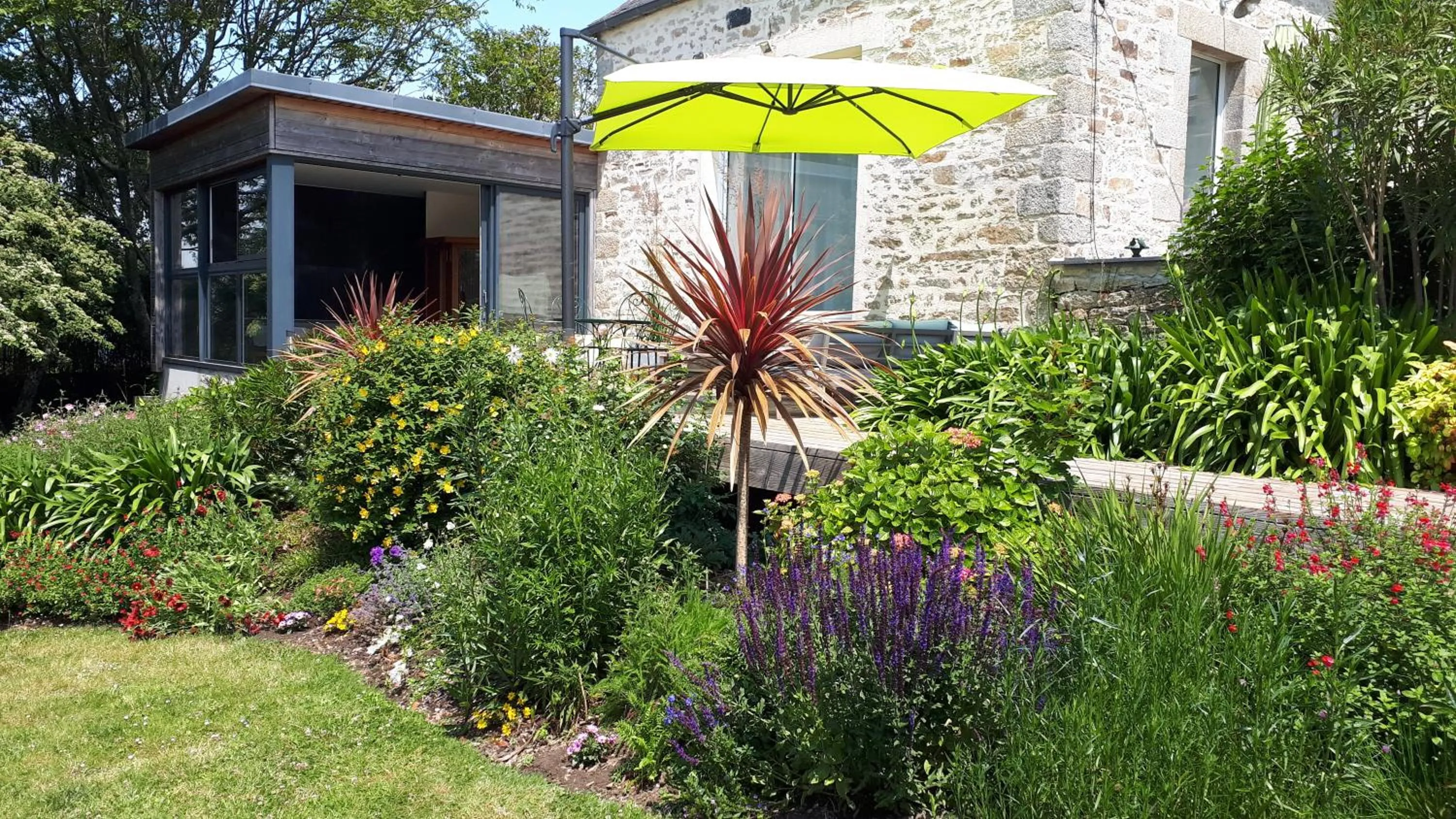 Patio in Le Vieux Couvent & SPA