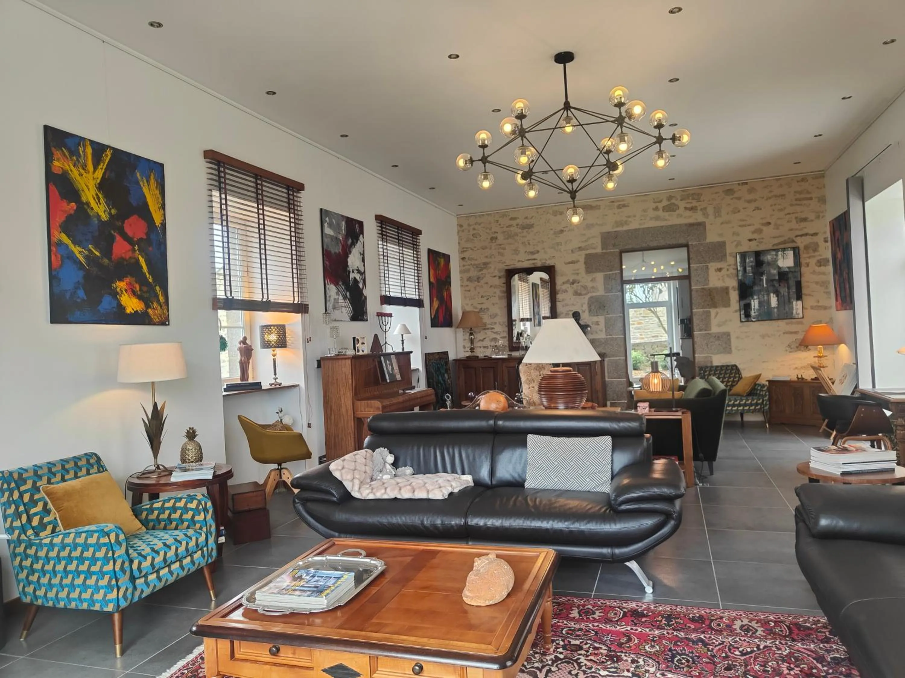 Communal lounge/ TV room in Le Vieux Couvent & SPA