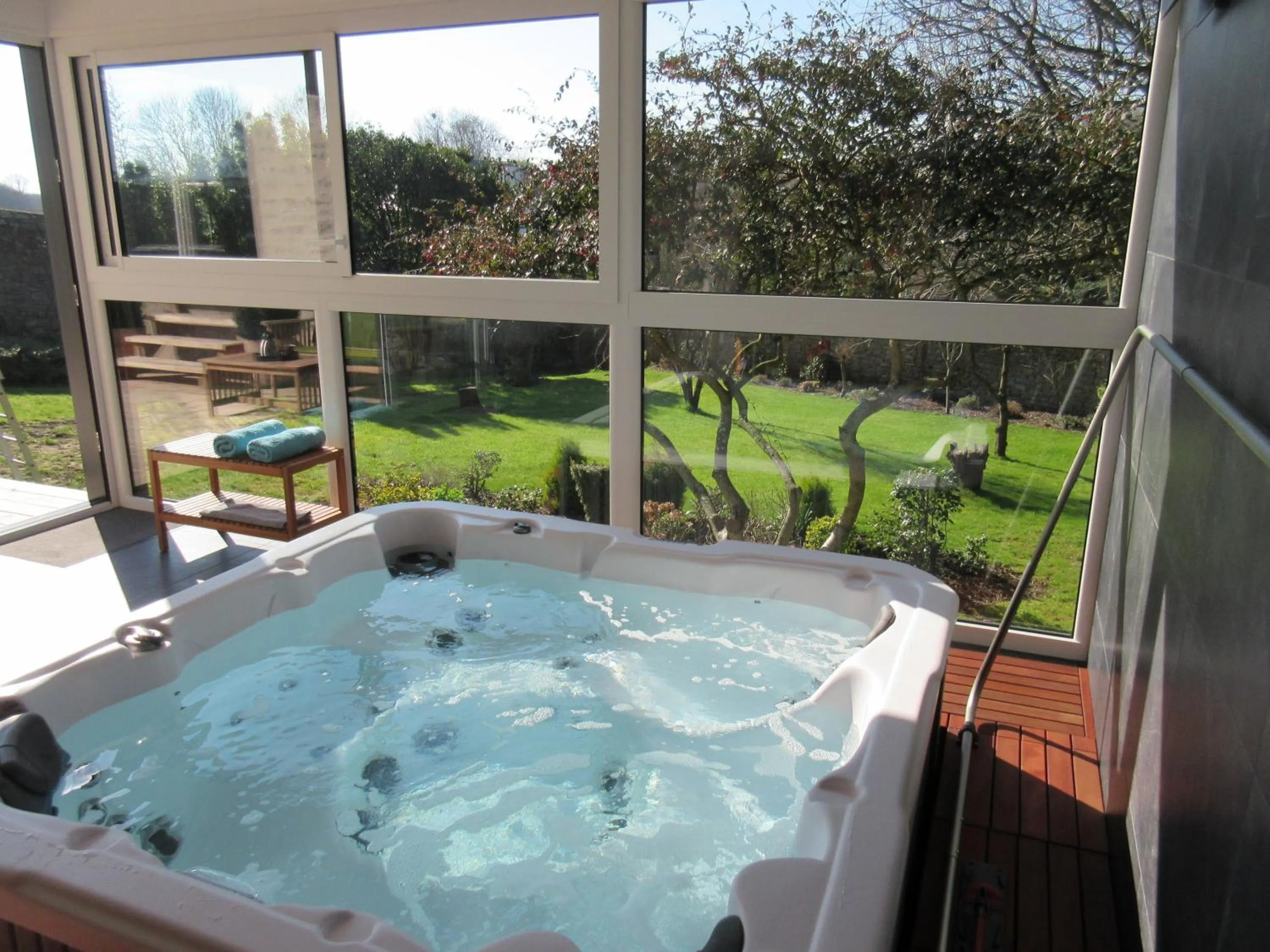 Hot Tub in Le Vieux Couvent & SPA