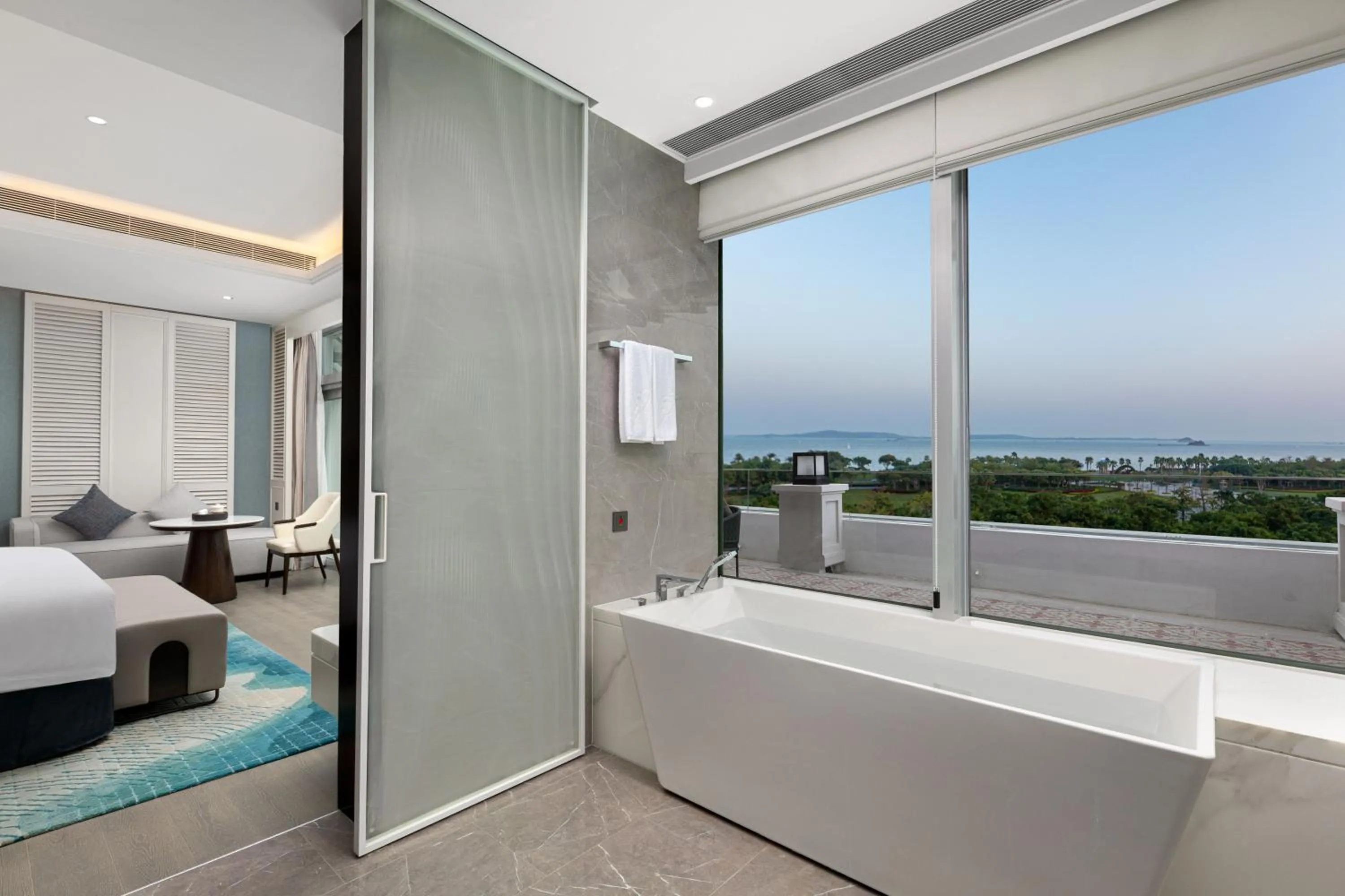 Bathroom, Bed in Yuehua Hotel Xiamen Seaside Hotel