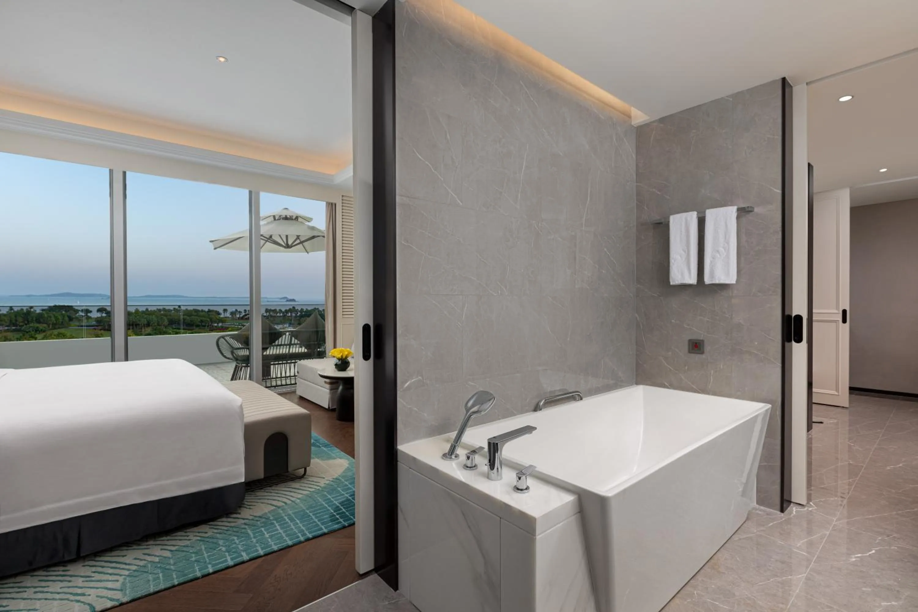 Bathroom, Bed in Yuehua Hotel Xiamen Seaside Hotel