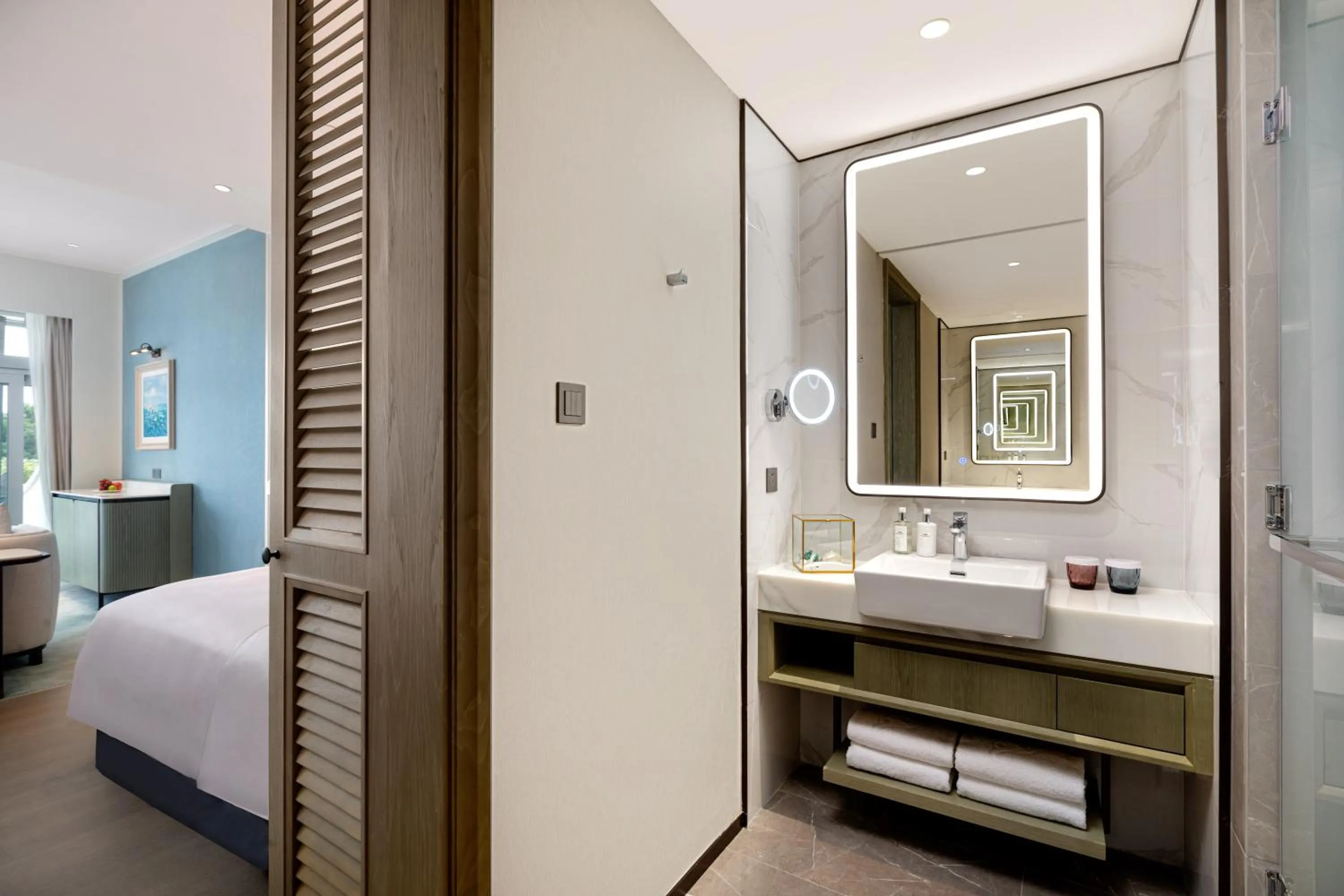 Bathroom, Bed in Yuehua Hotel Xiamen Seaside Hotel