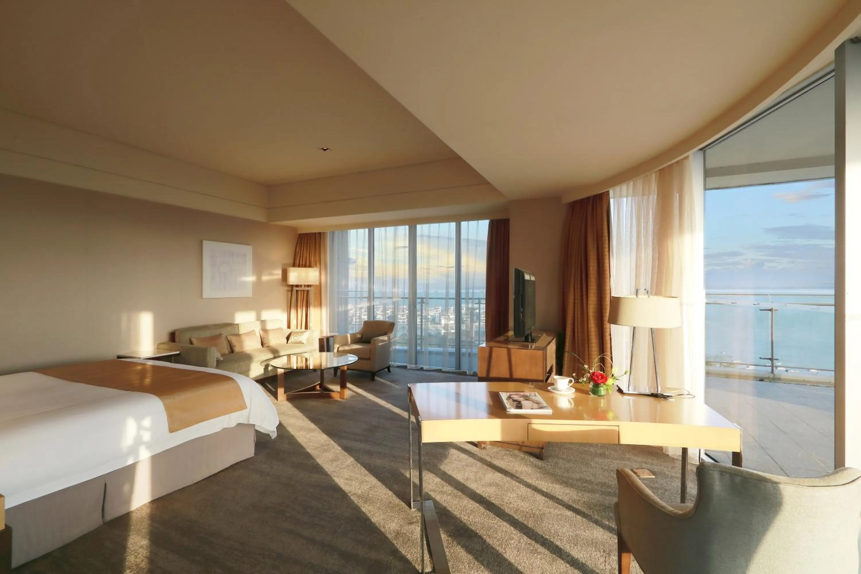 Balcony/Terrace, Bed in Xiamen International Conference Center Hotel Prime Seaview Hotel