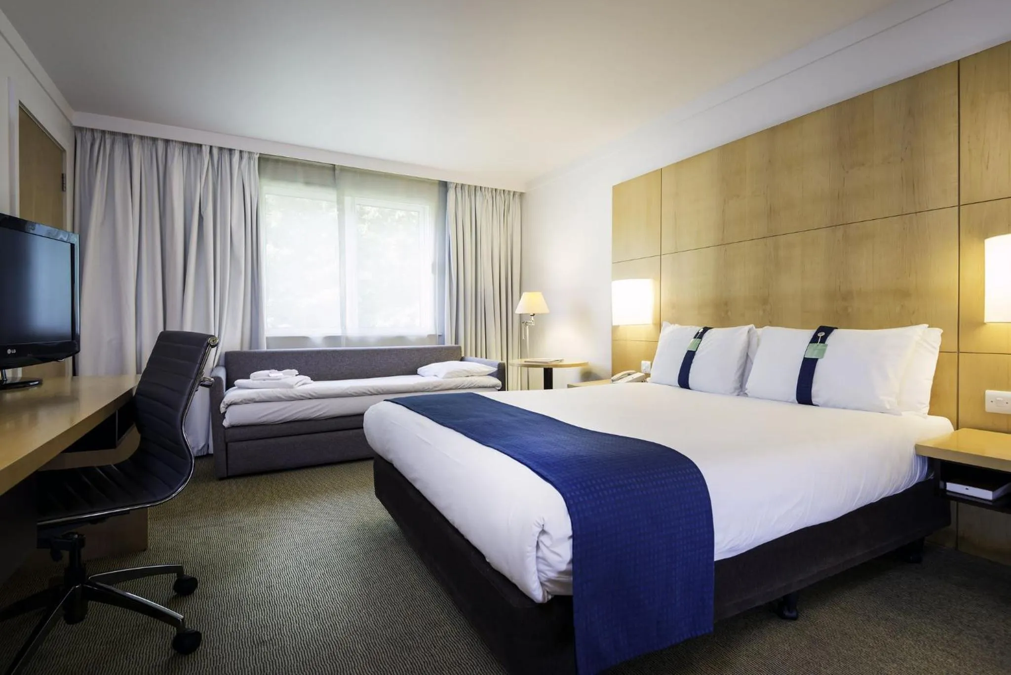 Photo of the whole room, Bed in Holiday Inn Oxford by IHG