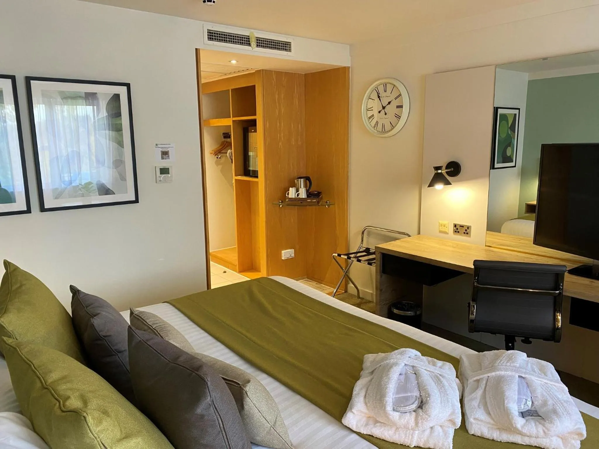 Photo of the whole room, Bed in Holiday Inn Oxford by IHG
