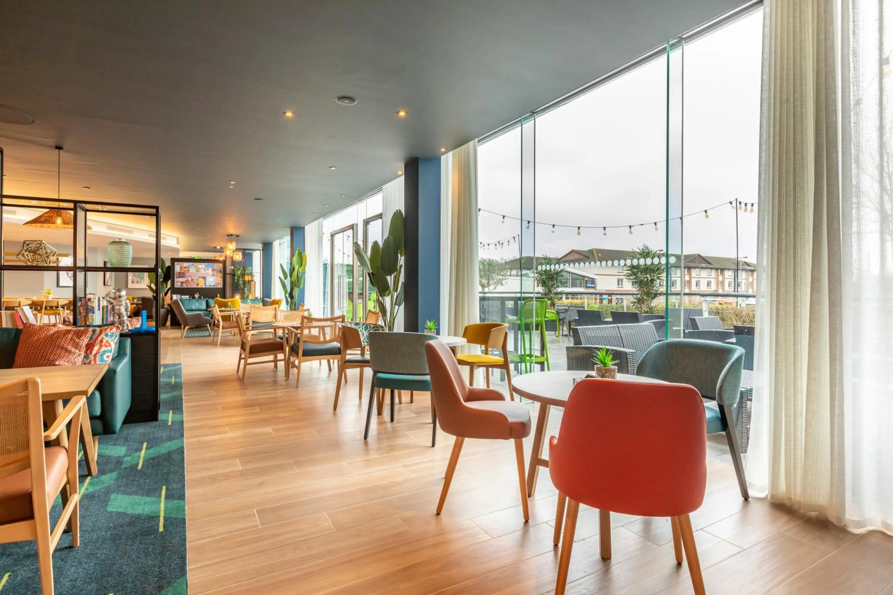 Lounge or bar in Holiday Inn Oxford by IHG