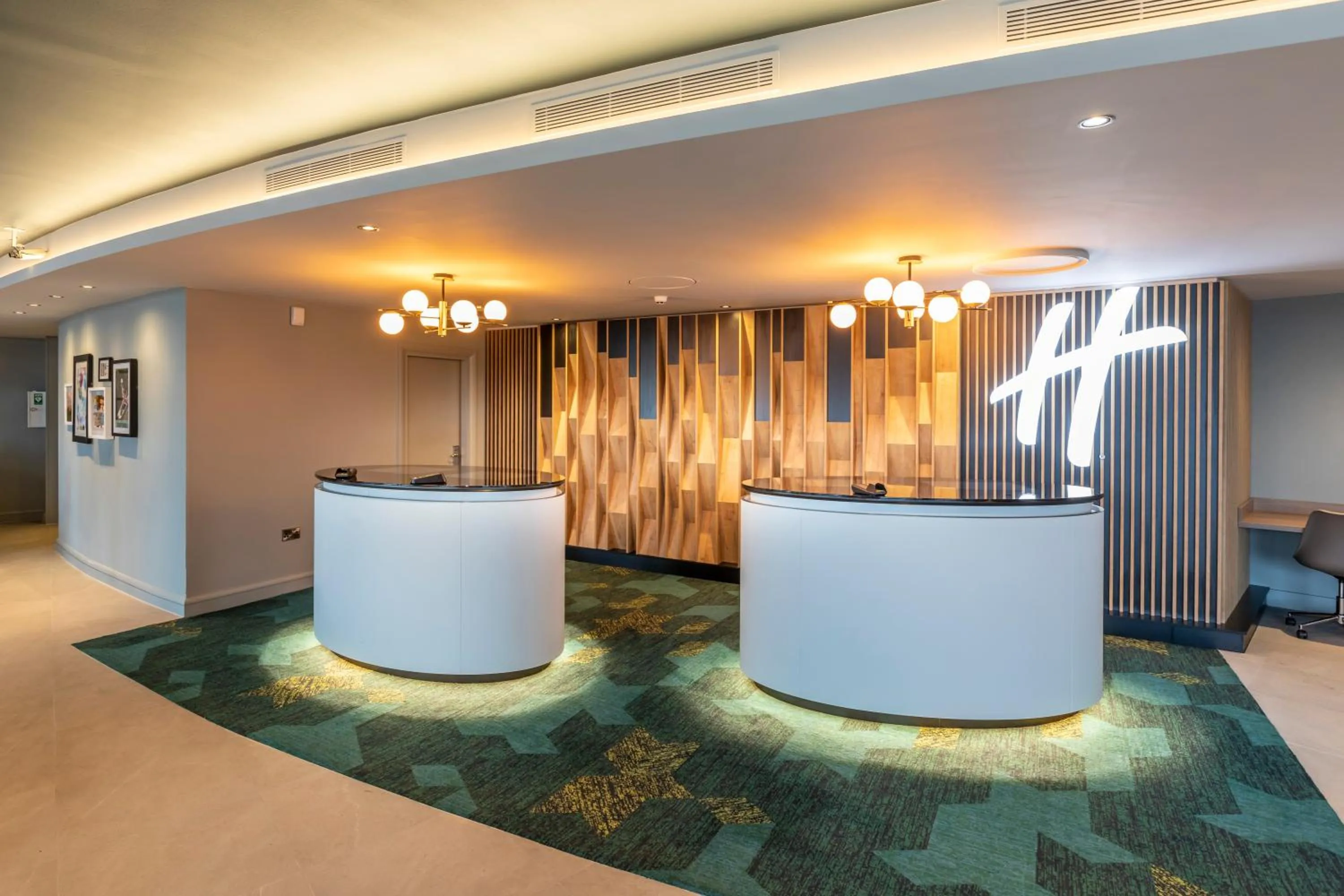 Lobby or reception in Holiday Inn Oxford by IHG