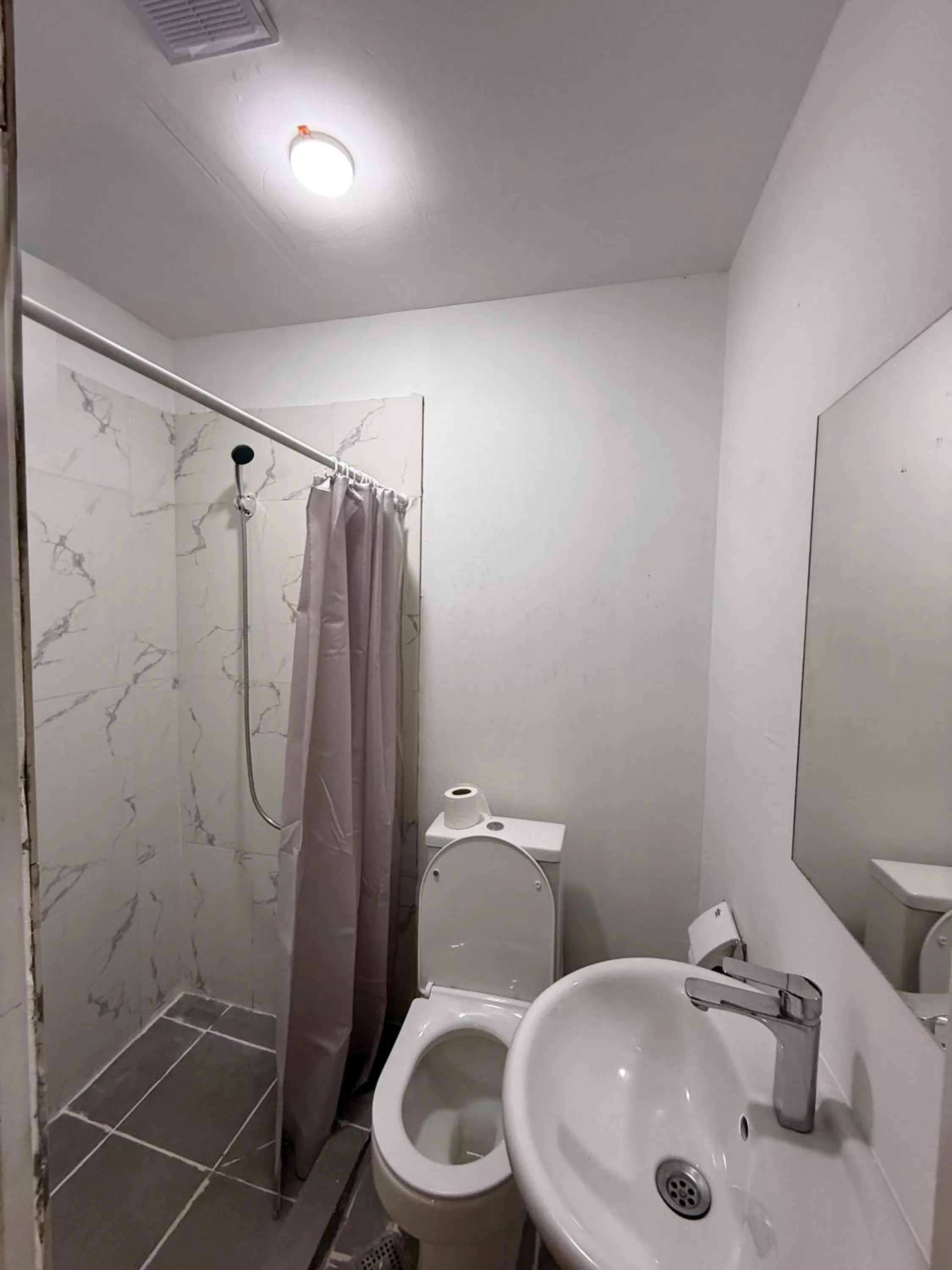 Shower in Hotel Rustaveli 36