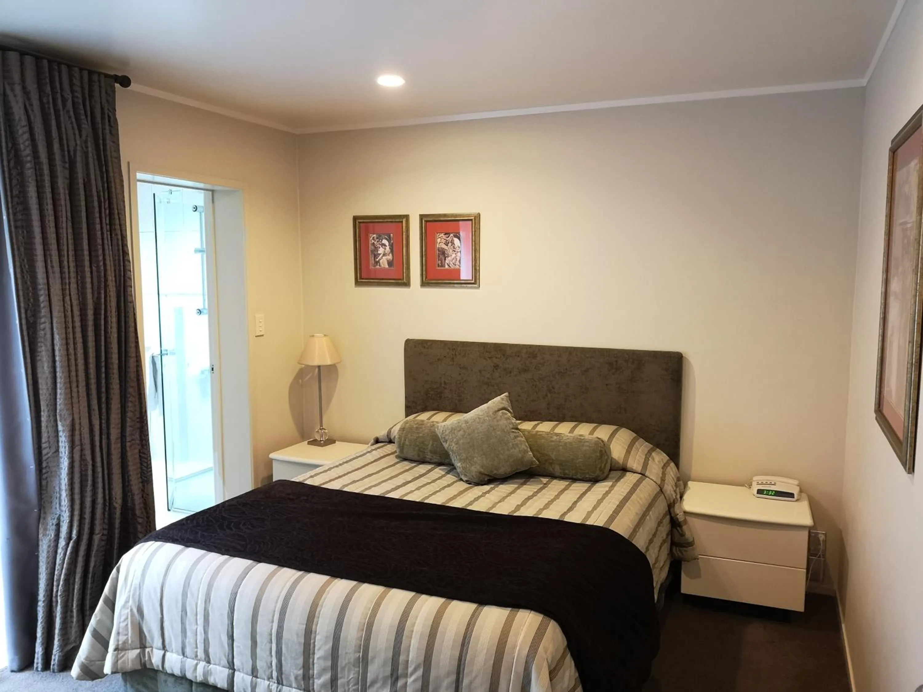 Bedroom, Bed in Cornwall Park Motor Inn