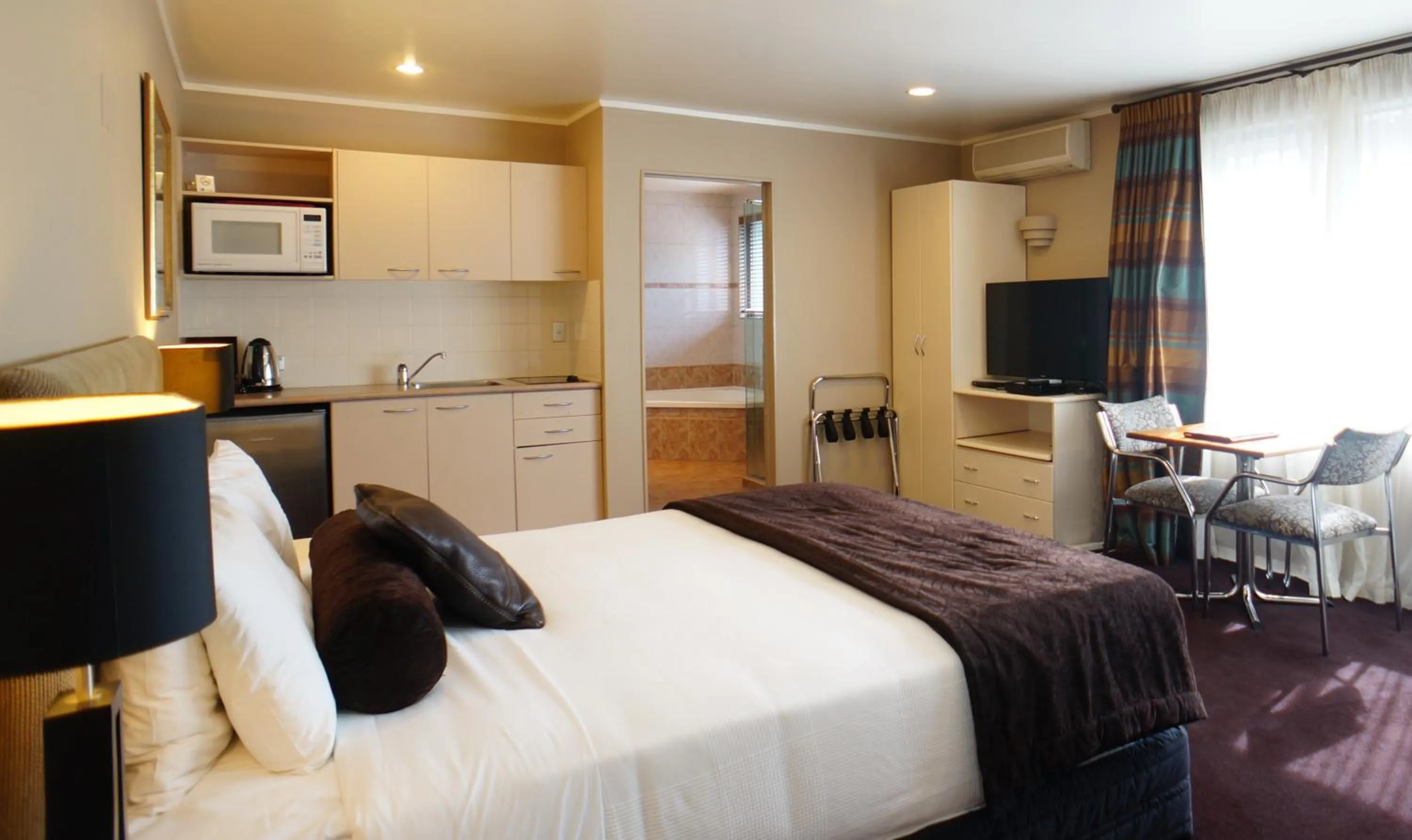 Bed in Cornwall Park Motor Inn