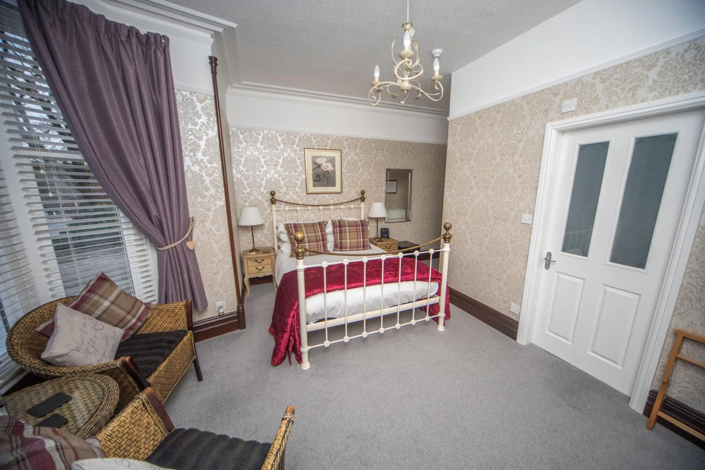 Bed in Glenville House - Adults Only - Incl FREE off-site health club with swimming pool, hot tub, sauna & steam room