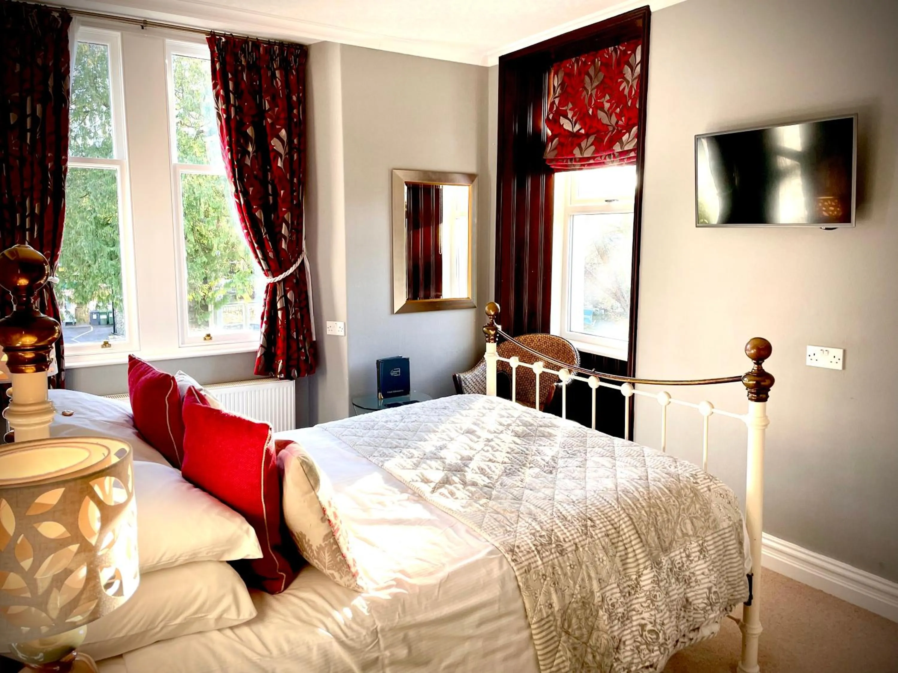 Bed in Glenville House - Adults Only - Incl FREE off-site health club with swimming pool, hot tub, sauna & steam room