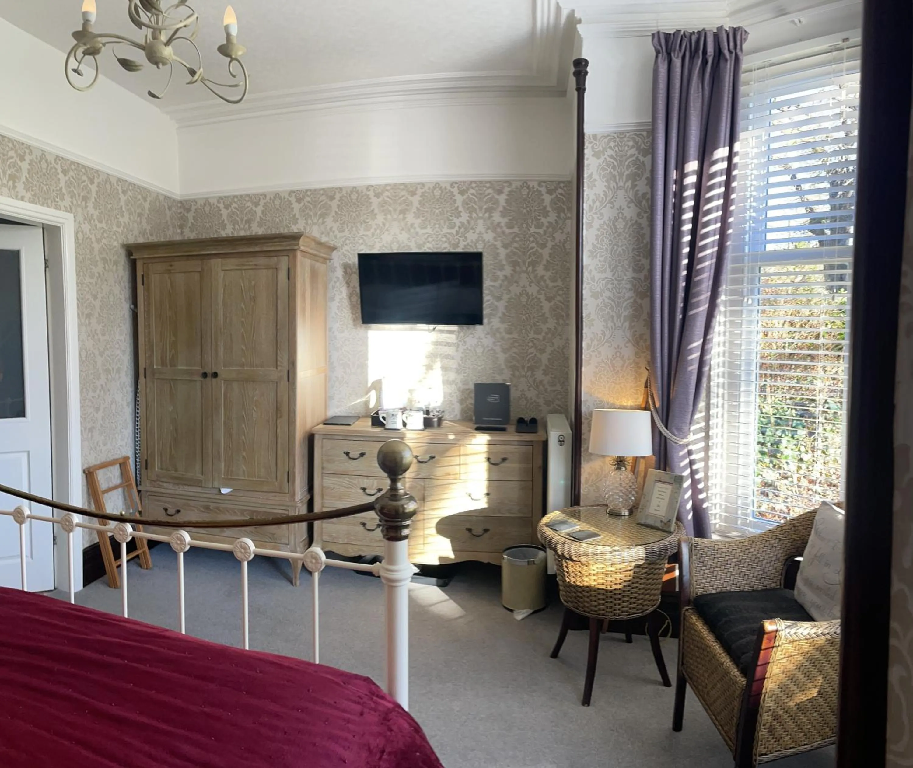Bed in Glenville House - Adults Only - Incl FREE off-site health club with swimming pool, hot tub, sauna & steam room